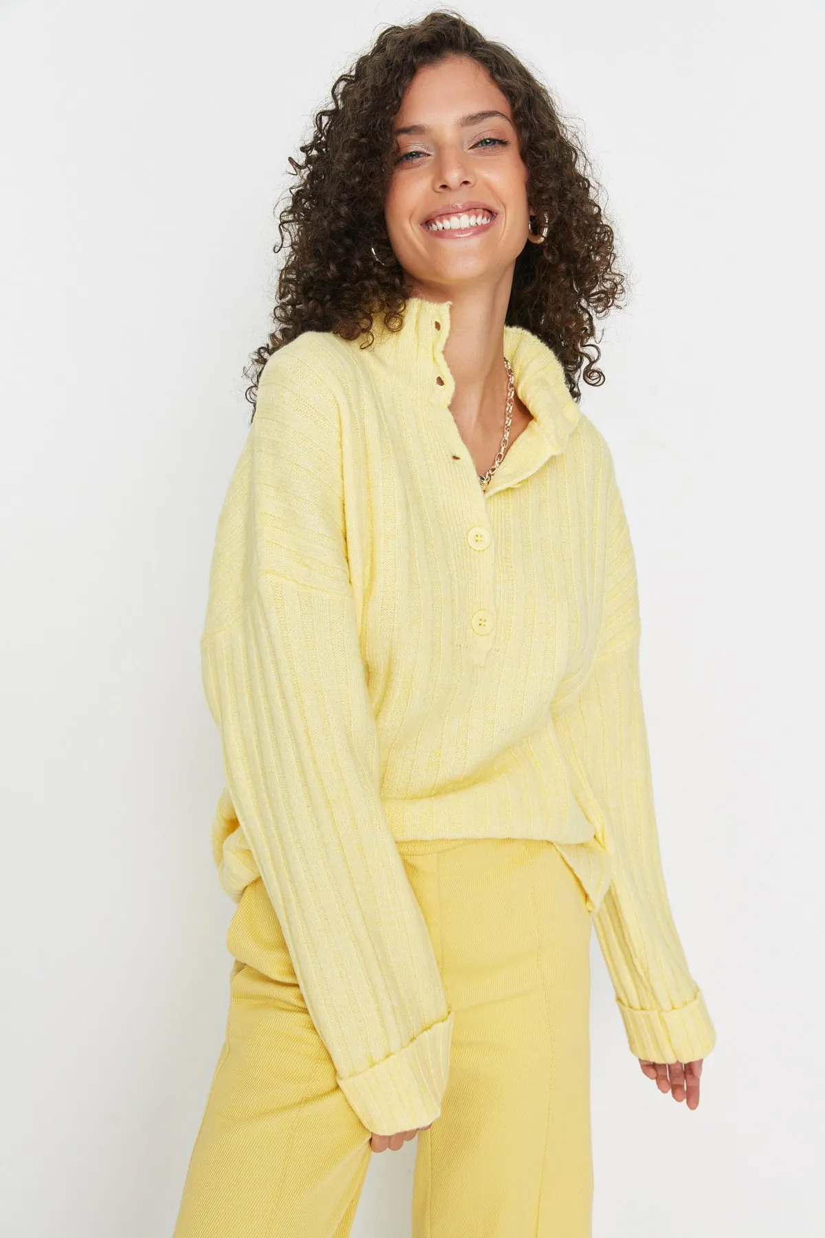 Trendyol Collection  Gelber, weich strukturierter Strickpullover mit Stehkragen und weiter Passform TWOAW21KZ0783