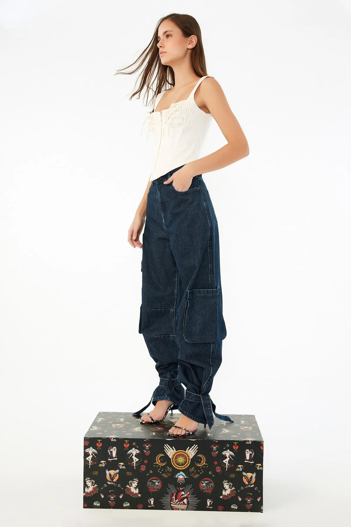 Trendyol Collection  X Zeynep Tosun – Blaue Cargo-Jeans mit Krawattendetail TPRSS22JE0611