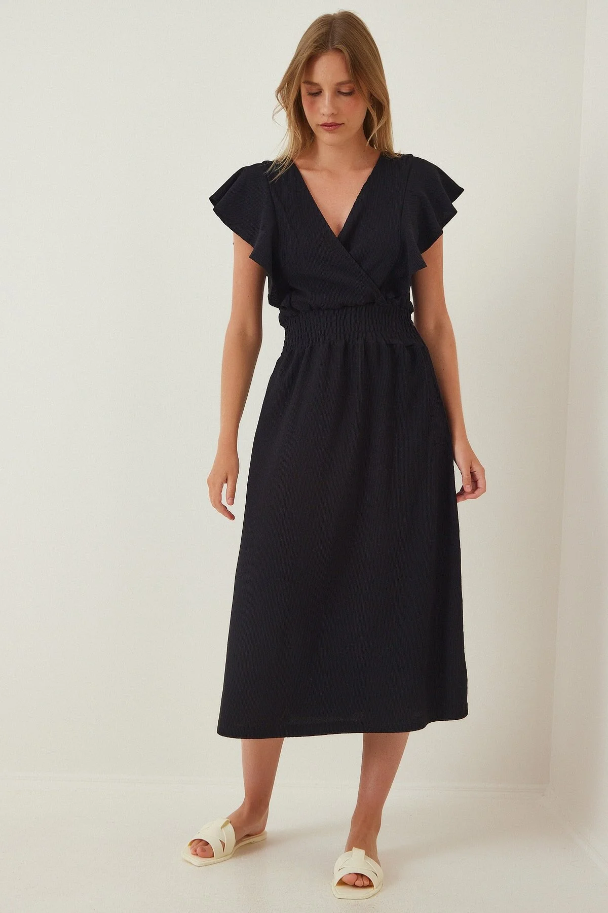 Happiness İstanbul  Schwarzes, strukturiertes Volant-Strickkleid für Damen CI00025