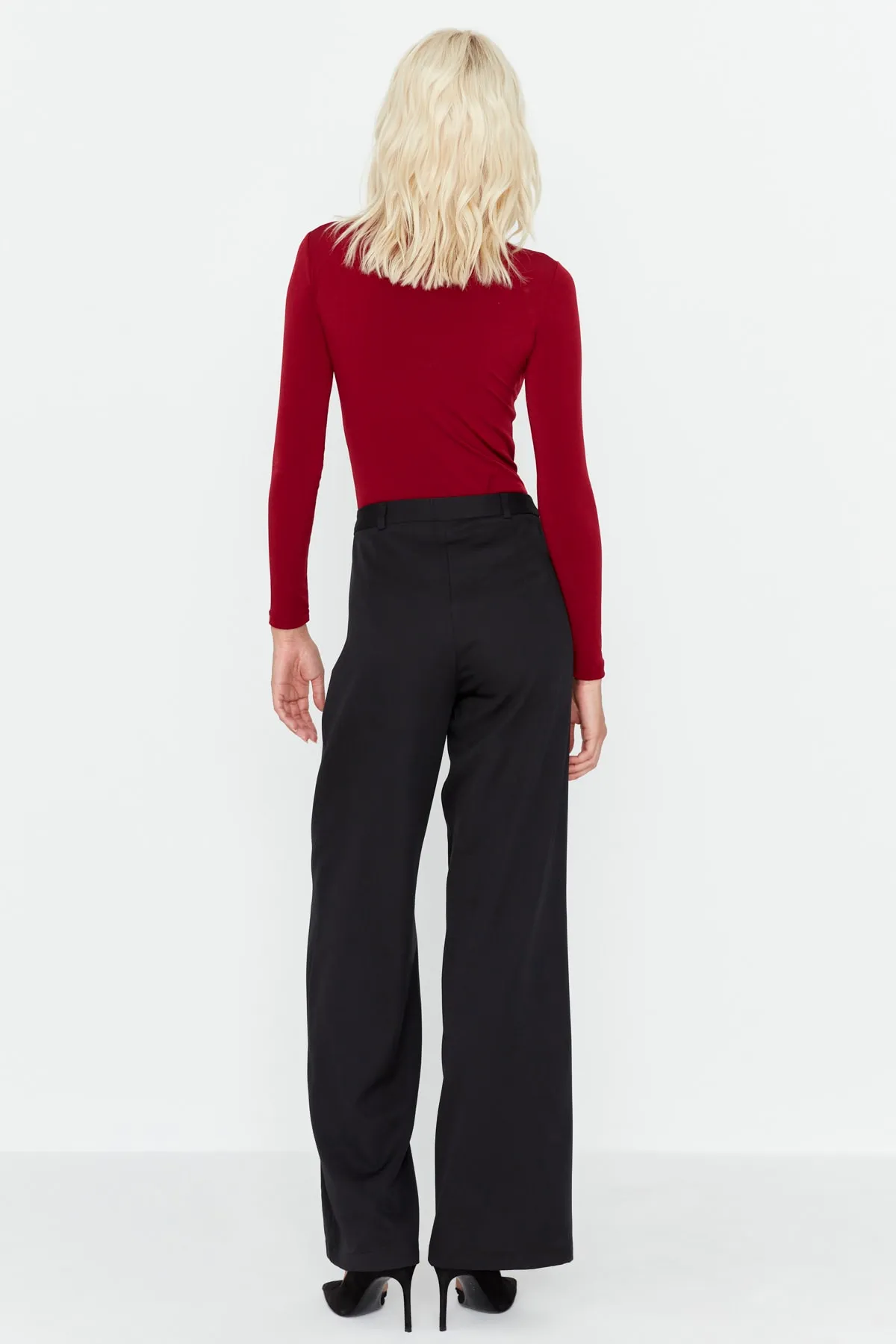 Trendyol Collection  Schwarze plissierte Webhose mit weitem Bein TWOAW22PL0475