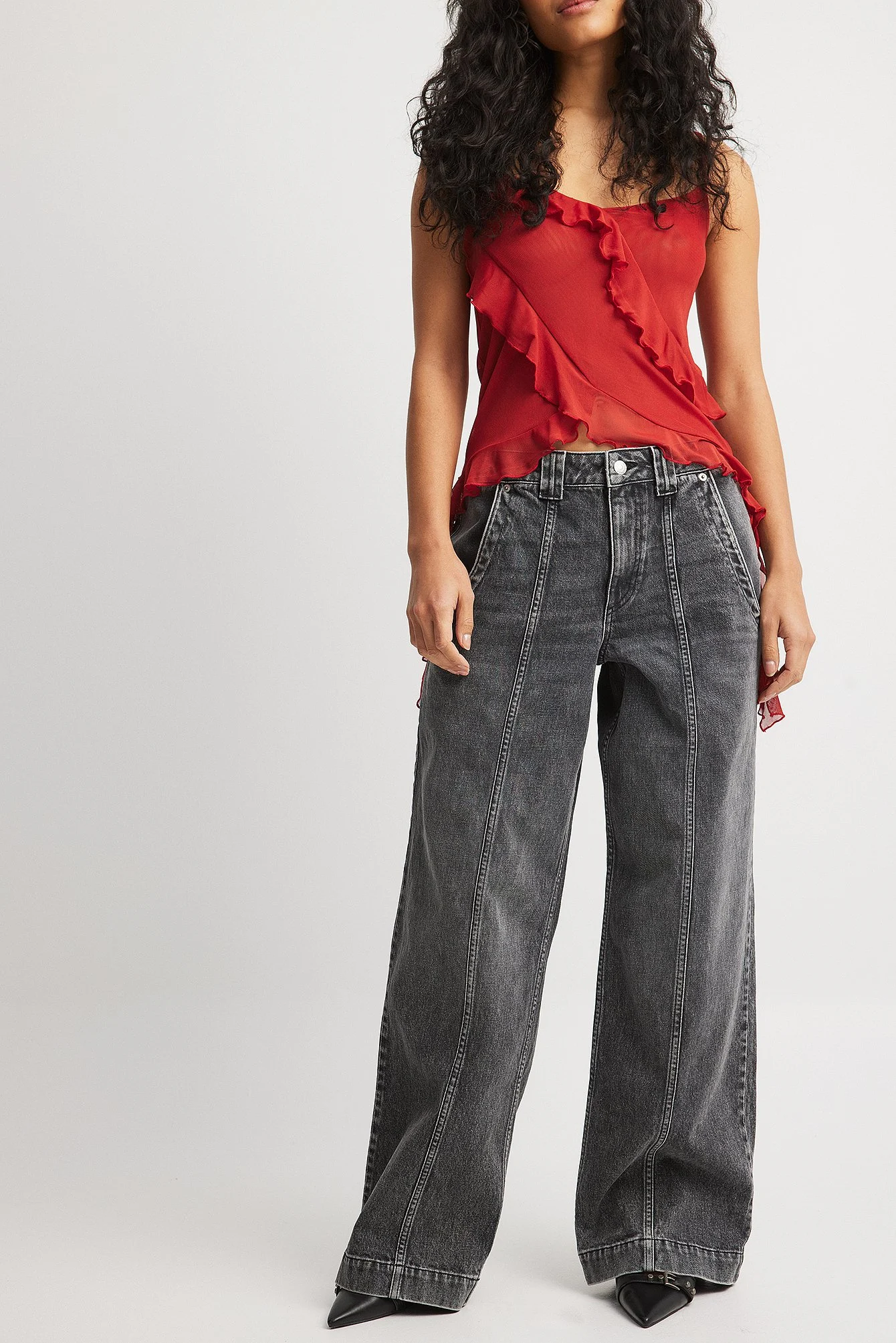 Tief geschnittene Jeans mit Taschendetail