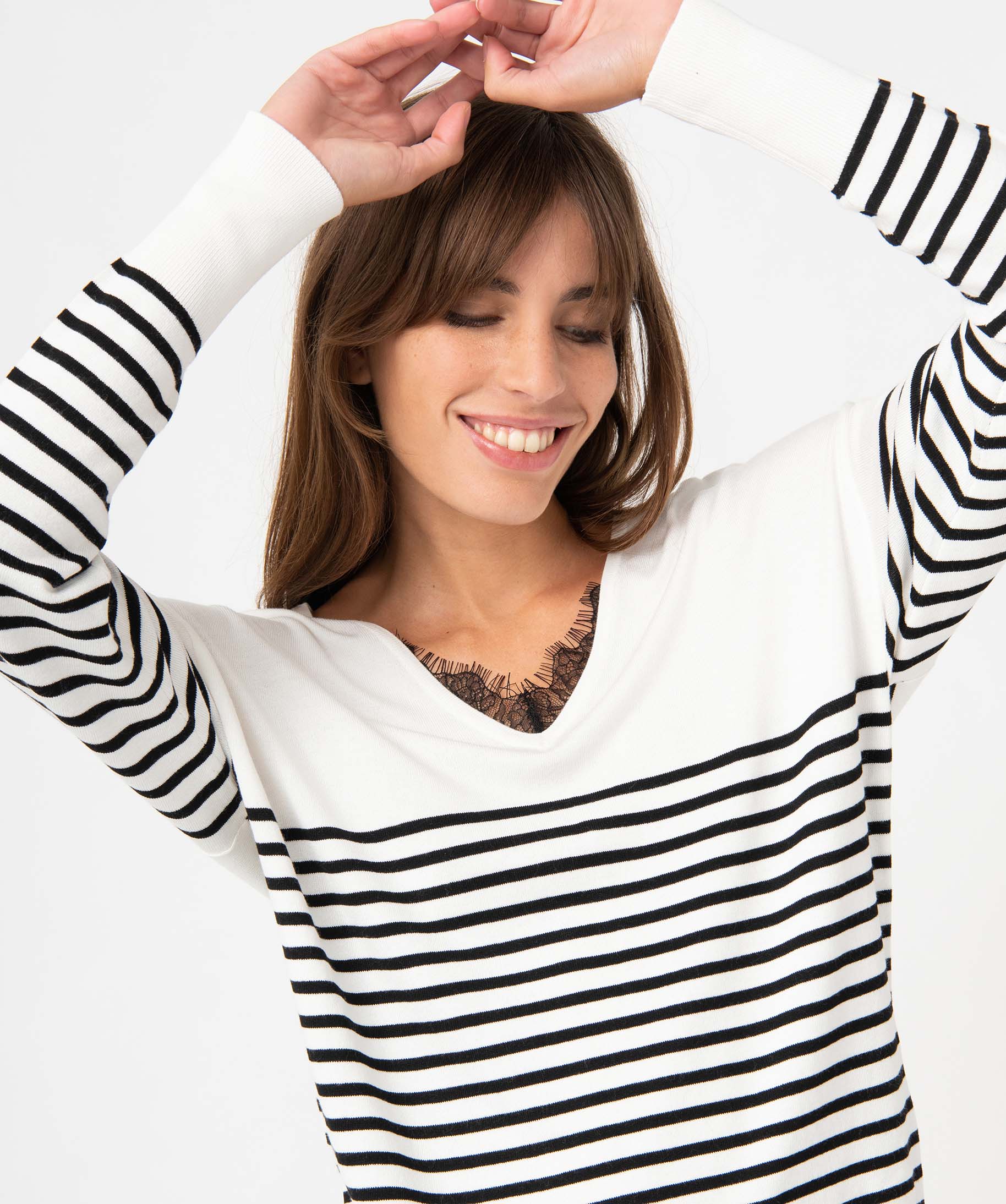 Pull femme rayé en maille fine avec double col V bordé de ... ecru | GEMO