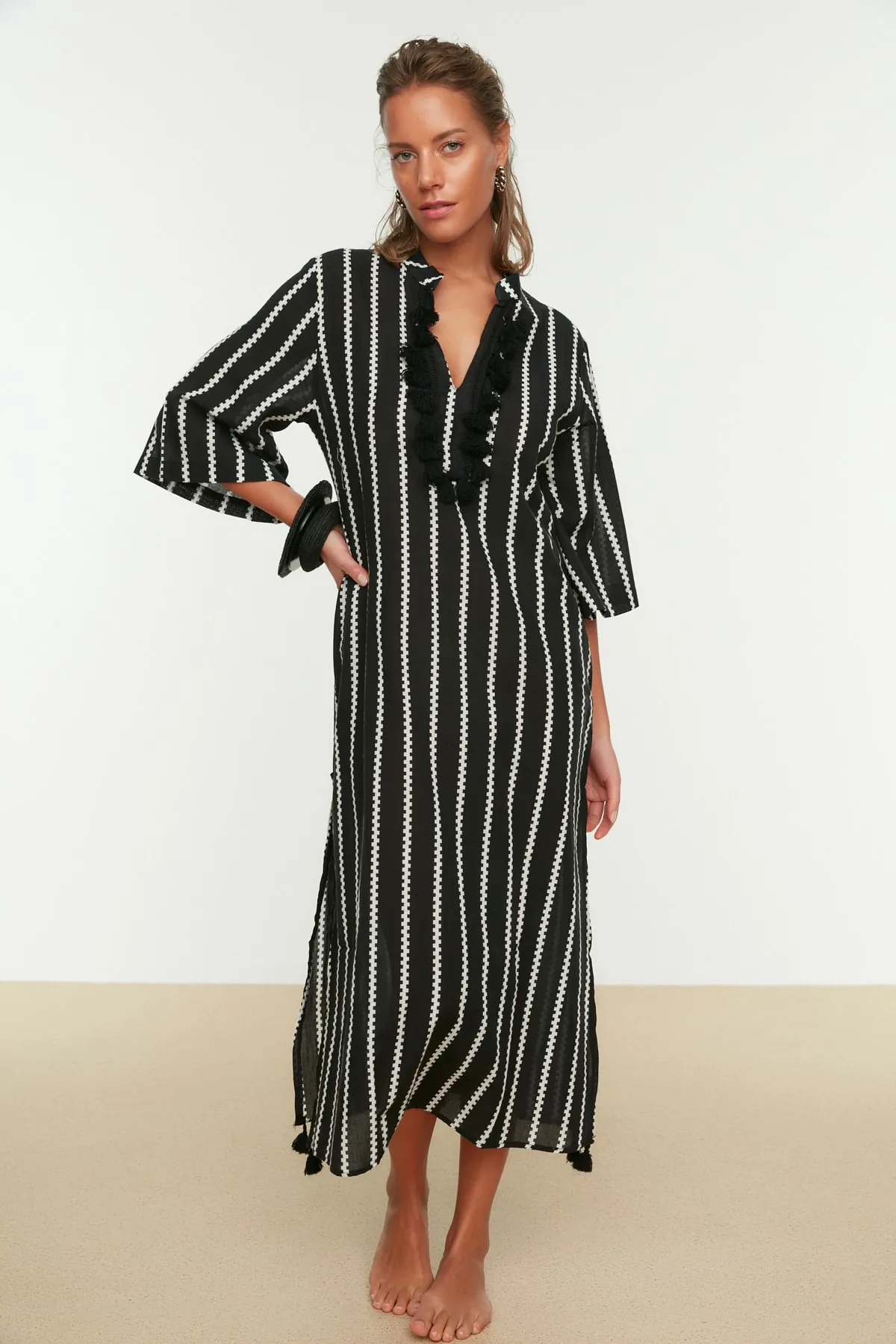 Trendyol Collection  Schwarz gestreifter Maxi-Kimono und Kaftan aus 100 % Baumwolle mit gewebten Quasten TBESS20KM0024