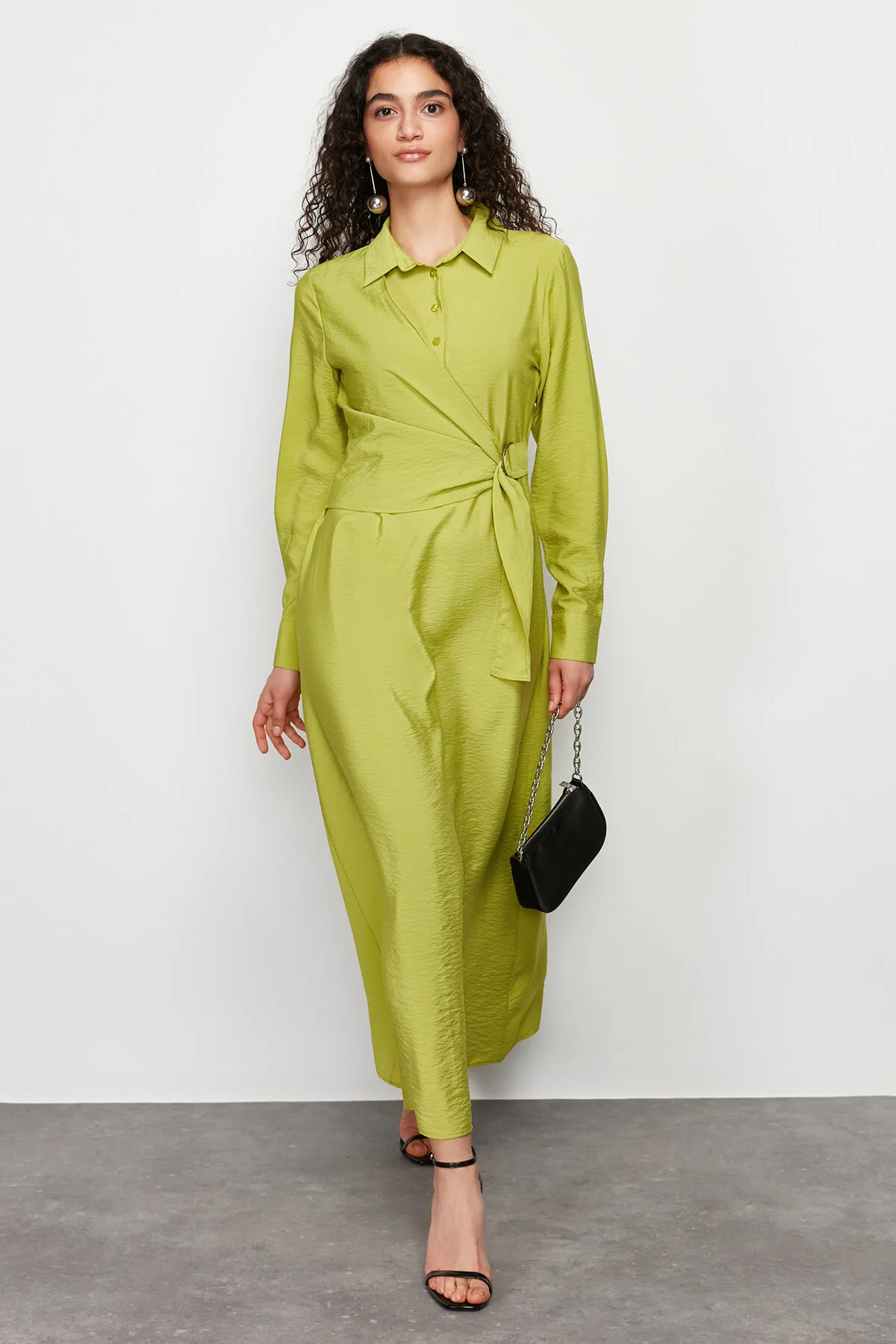 Trendyol Modest  Grünes, gewebtes Kleid mit Hemdkragen und Taillenband und detailliertem Ausschnitt TCTSS24EB00159