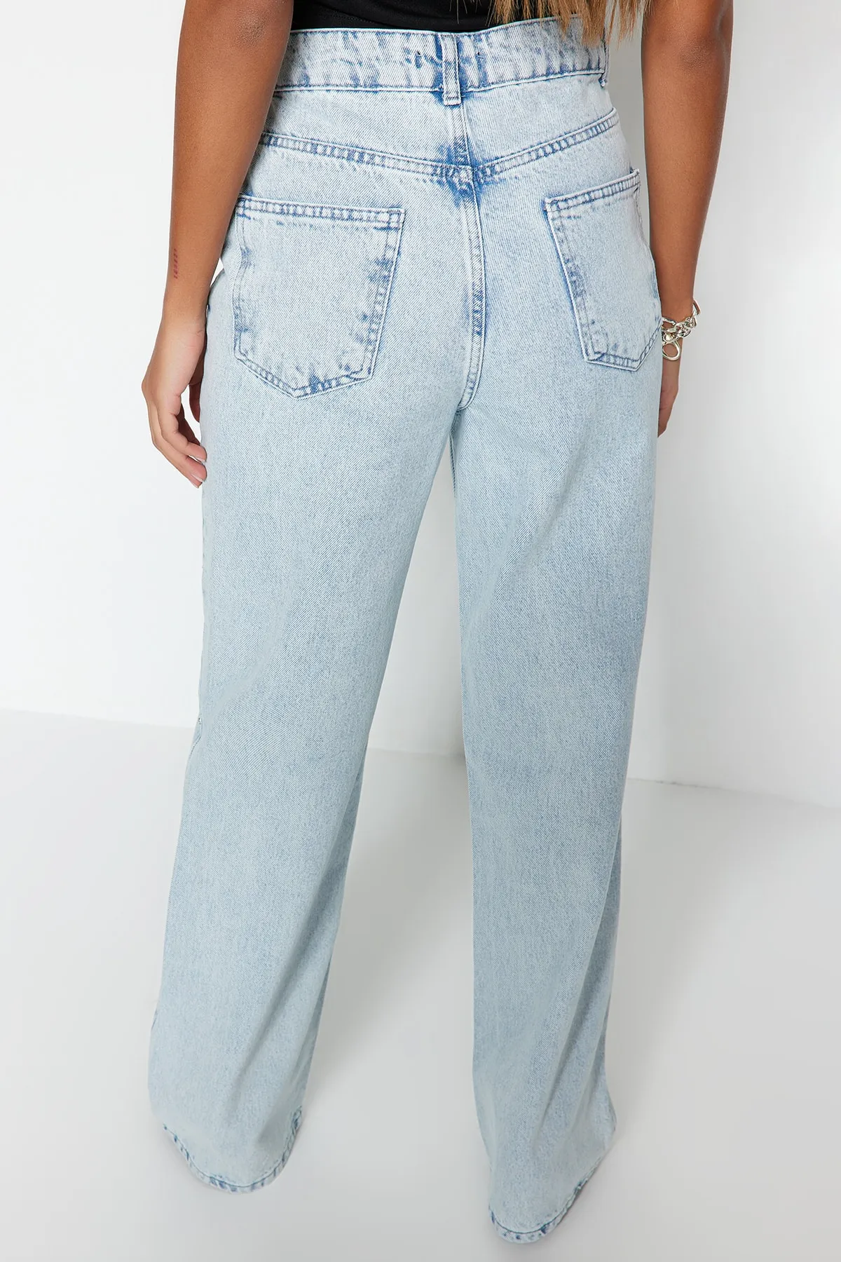 Trendyol Collection  Hellblaue Jeans mit hoher Taille und weitem Bein und Steindetail TWOSS23JE00053