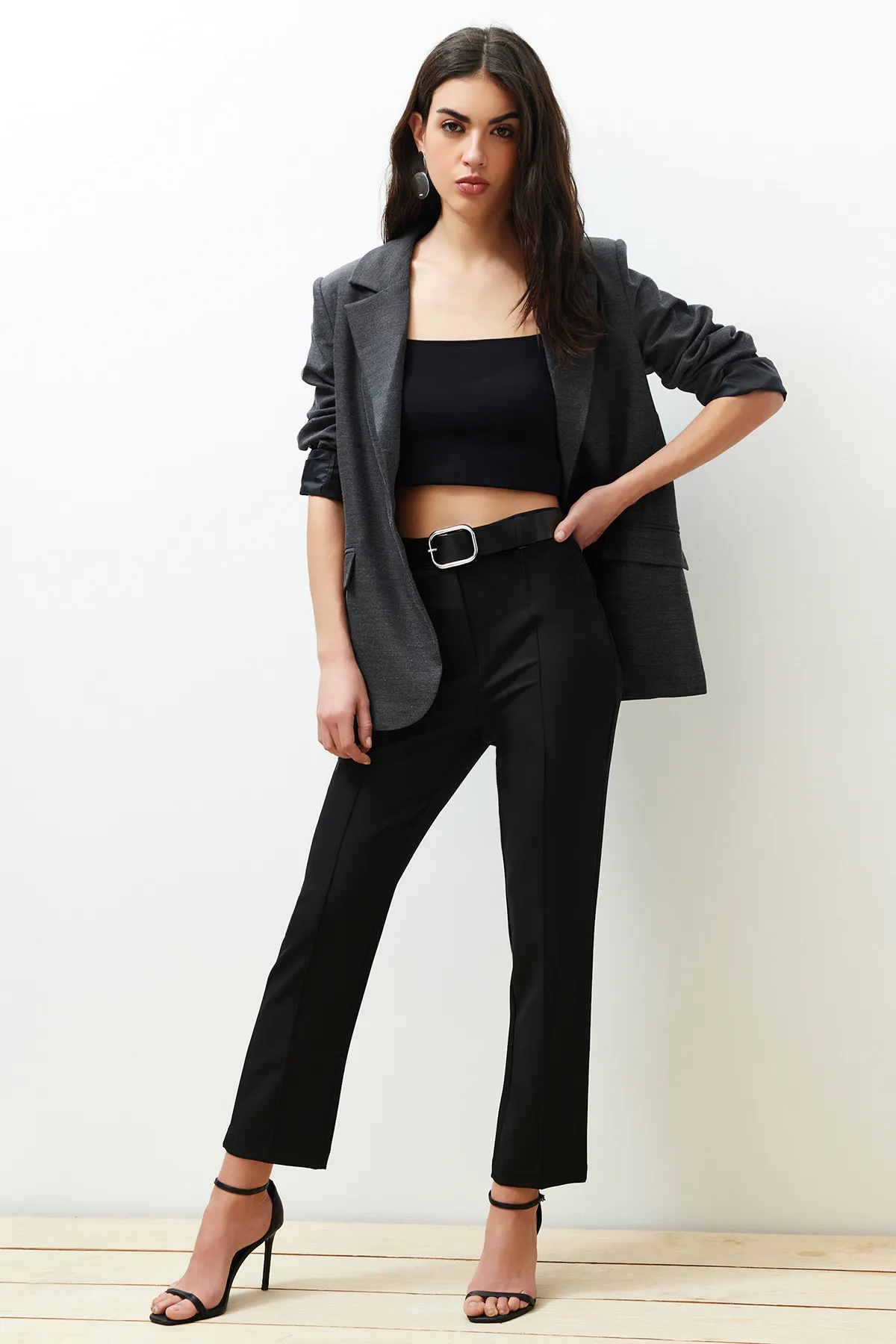 Trendyol Collection  Schwarze gewebte Hose mit Zigarettenmuster und Gürtel TWOSS24PL00081