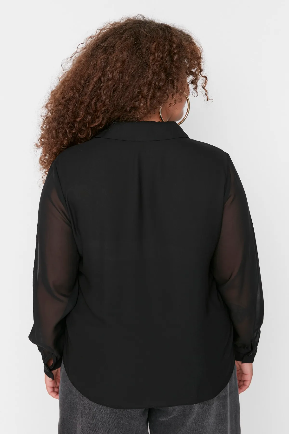 Trendyol Curve  Schwarzes, langärmliges, geknöpftes Chiffon-Webhemd TBBAW23AX00004