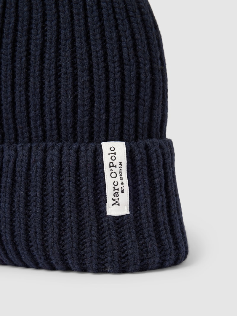 Beanie mit Label-Patch in marineblau