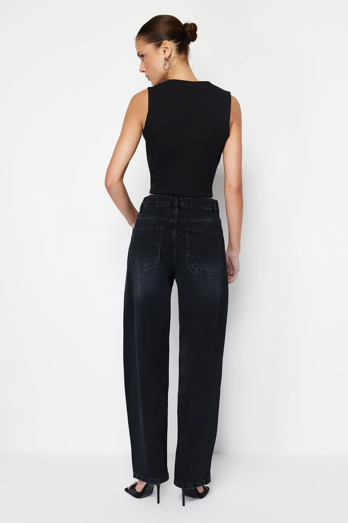 Trendyol Collection  Schwarze Skater-Jeans mit niedriger Taille TWOSS24JE00038