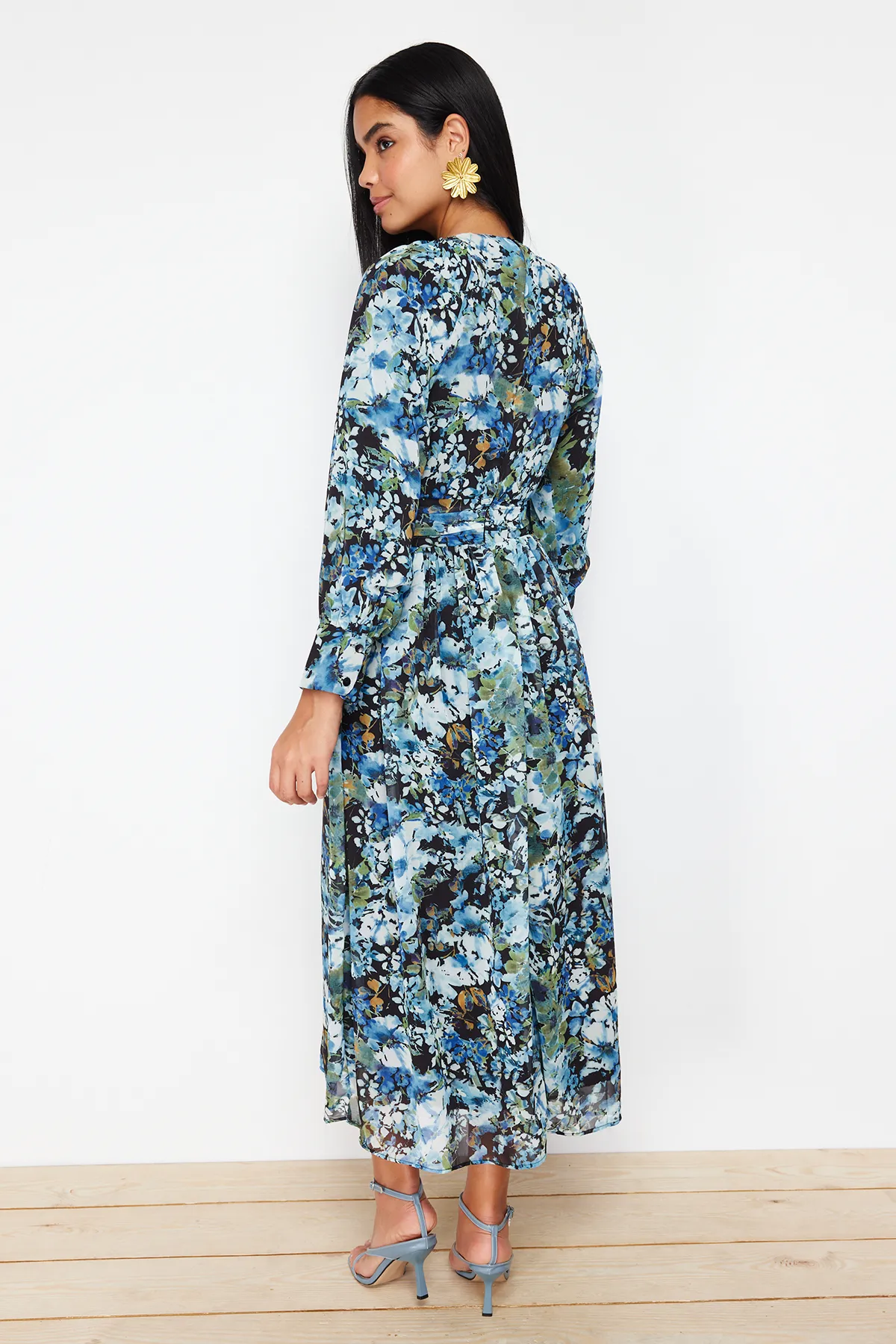 Trendyol Modest  Schwarz-blaues, gewebtes Kleid mit Blumengürtel und detailliertem Gürtel TCTSS24EB00045