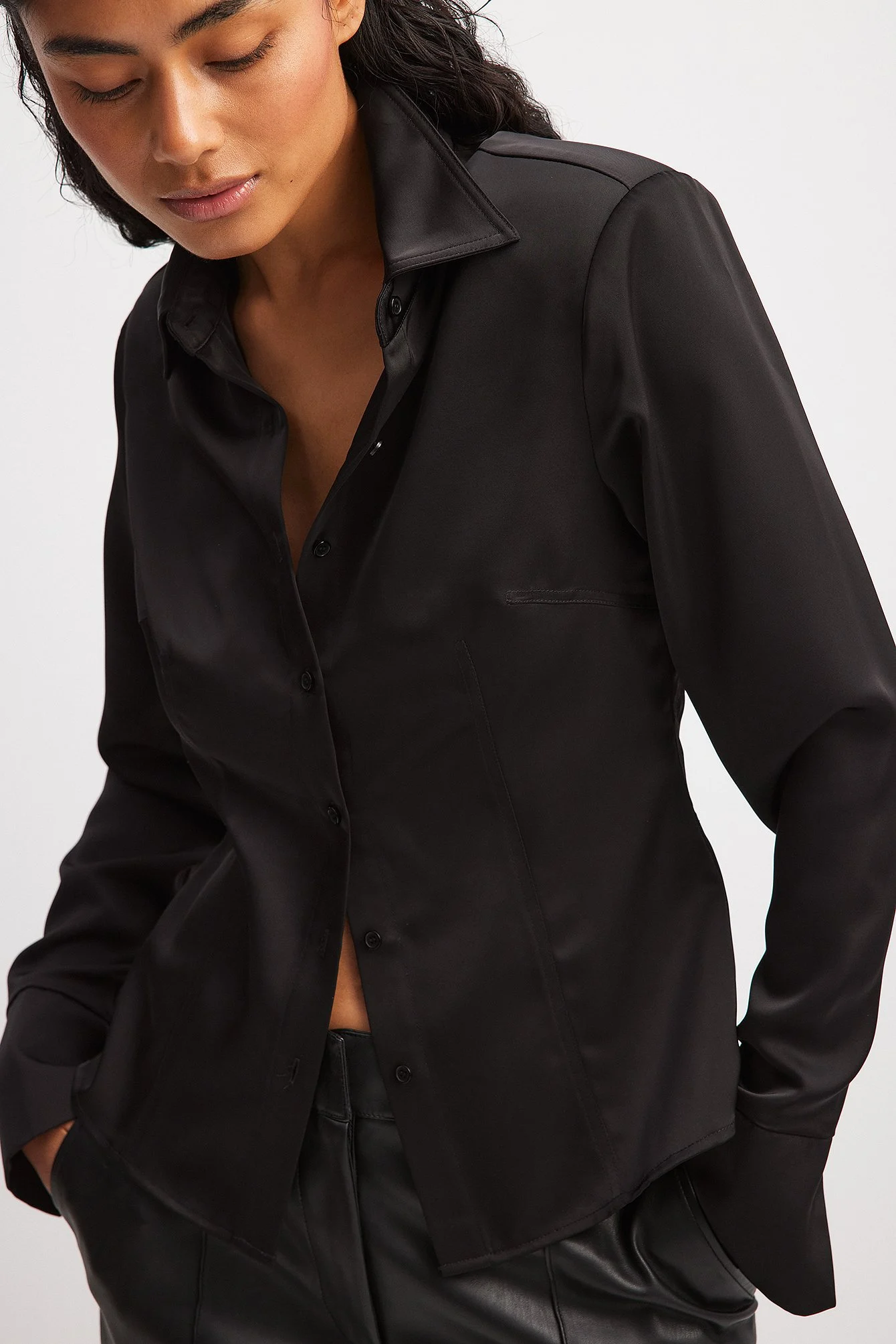 Satinbluse mit spitzen Schultern