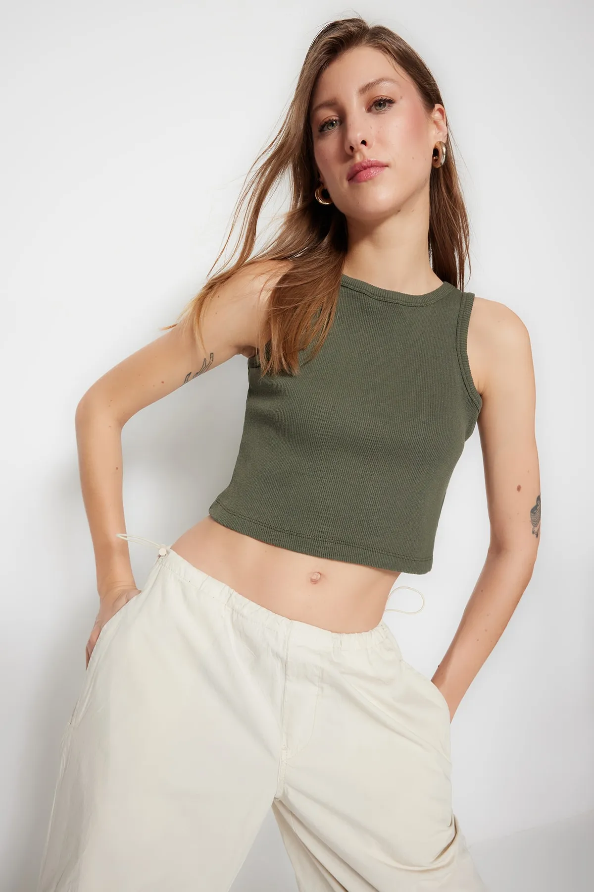 Trendyol Collection  Khaki-Beige 2er-Pack tailliertes/tailliertes Crop-Neckholder-Tanktop aus geripptem flexiblem Strick TWOSS21AL0058