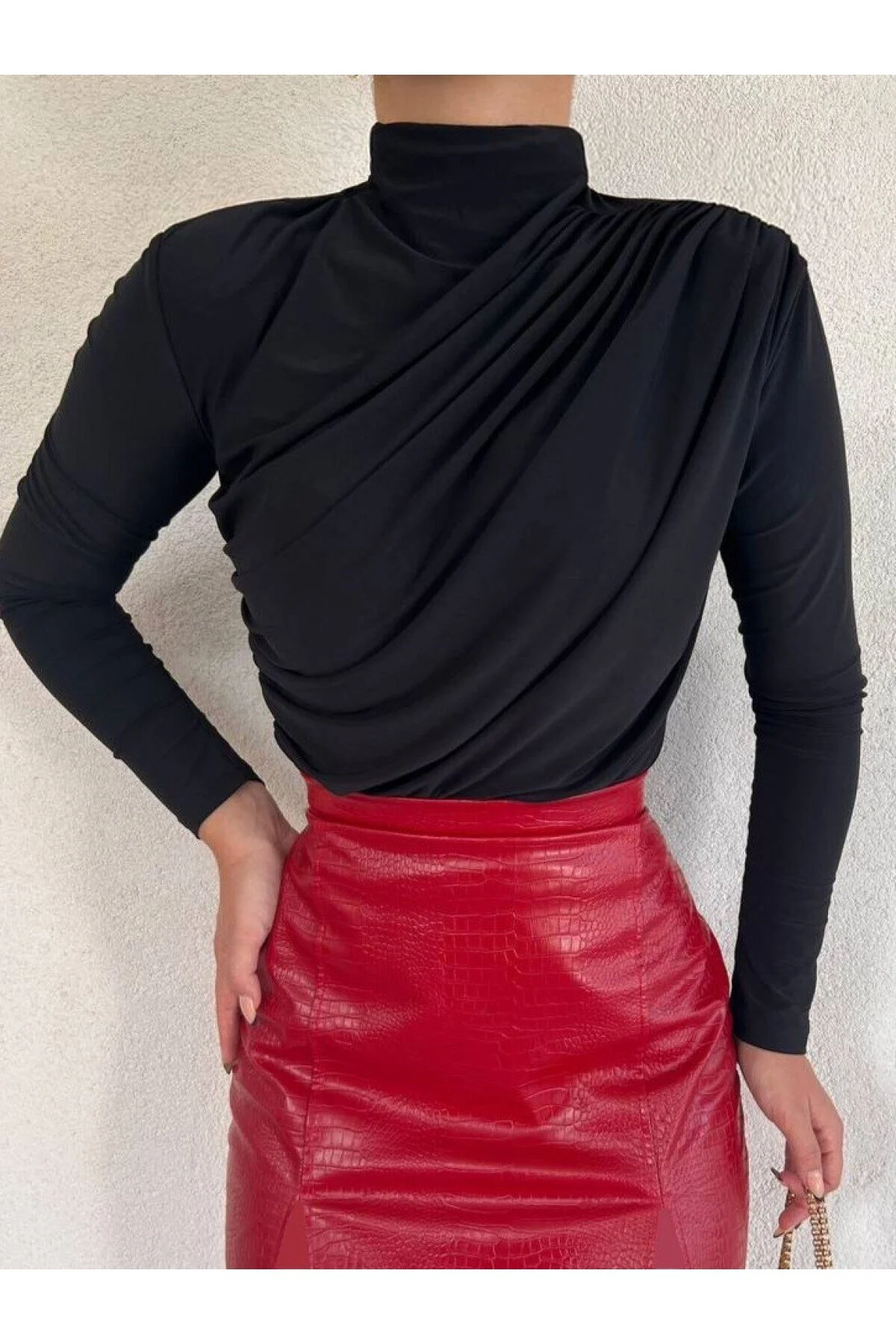 Modamorfo  Geraffte Sandy-Bluse mit halbem Ausschnitt