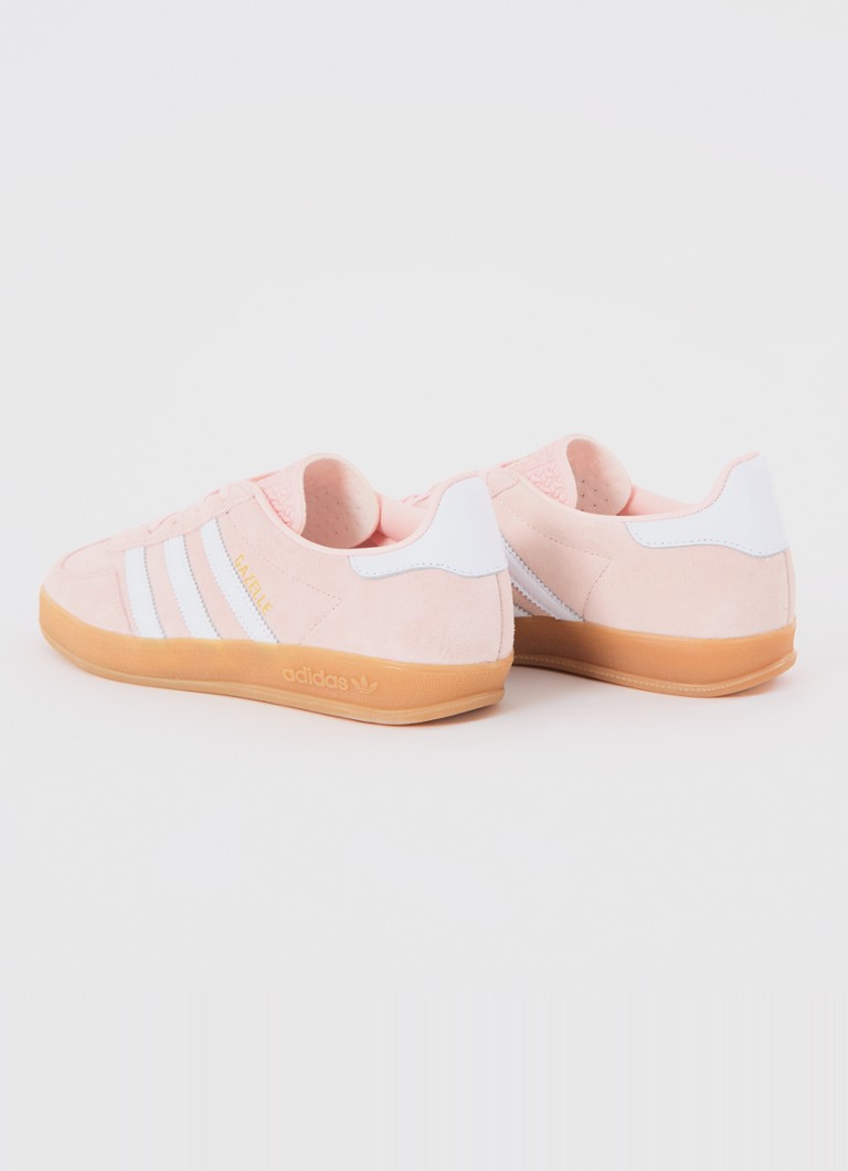 Pantofi sport Adidas Gazelle de interior, confecționați din piele întoarsă și detalii întoarsă.