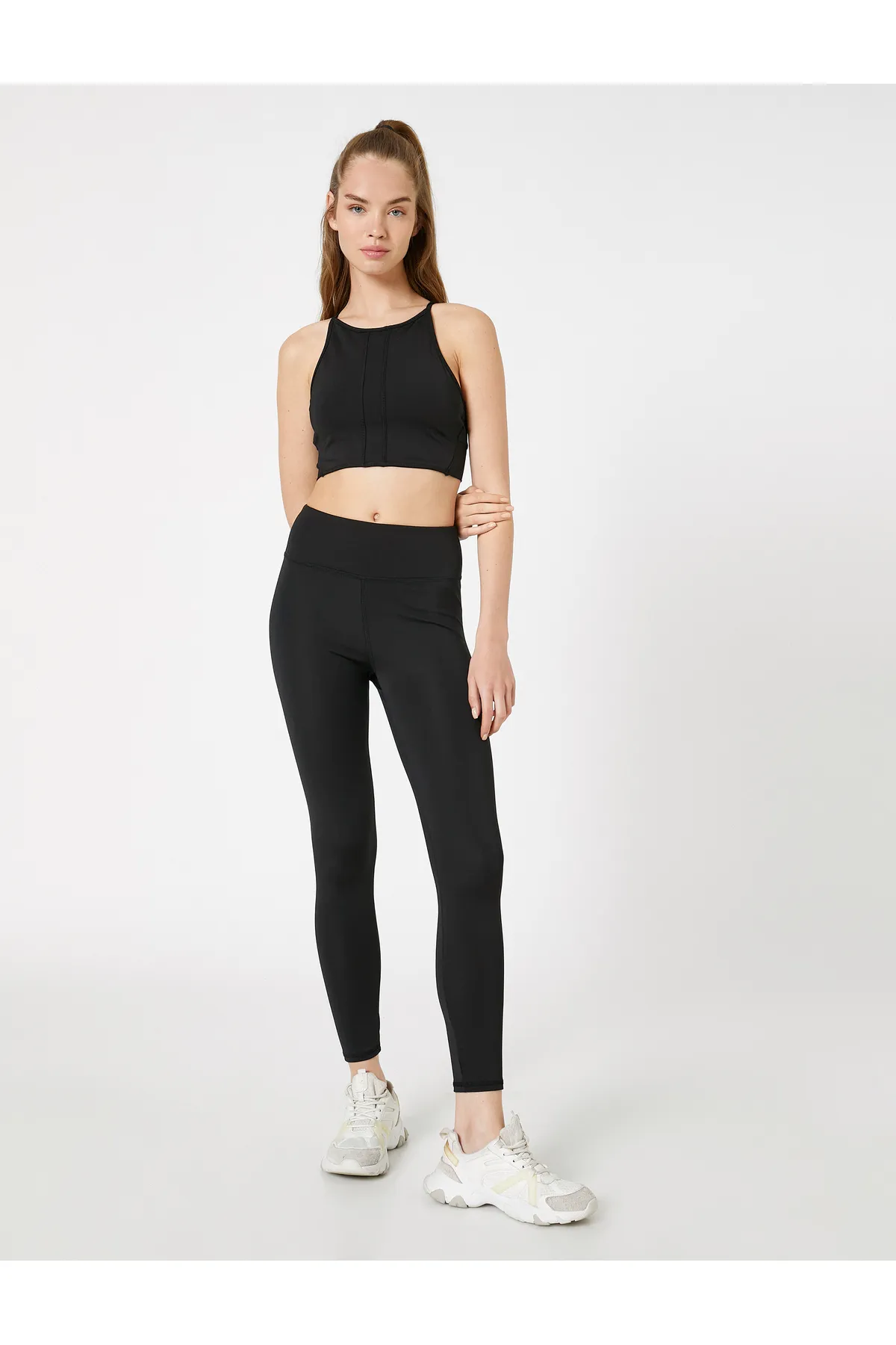 Koton  Sport-BH mit Neckholder-Ausschnitt und Nahtdetails, enge Passform