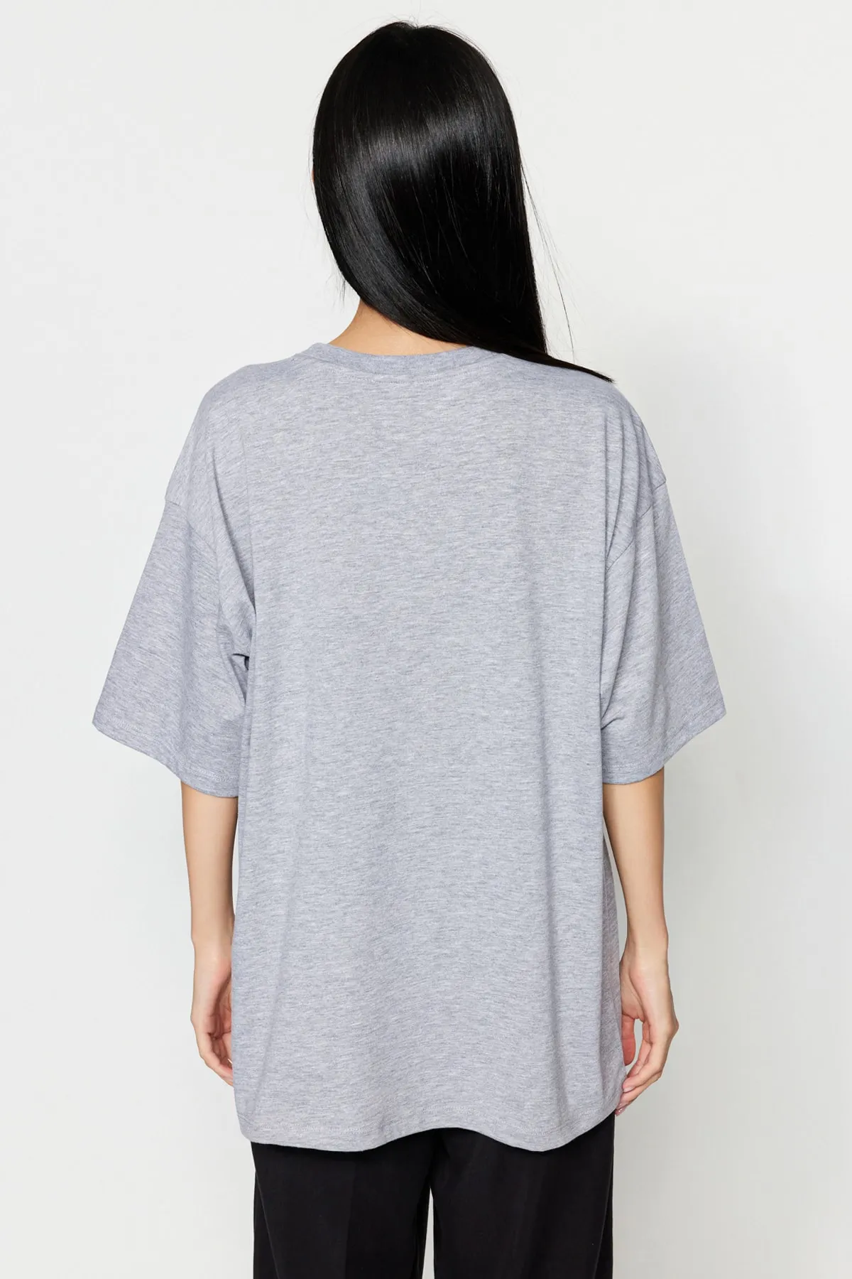 Trendyol Collection  Grau meliertes Premium-Strick-T-Shirt in Übergröße/weiter Passform mit Rundhalsausschnitt TWOSS23TS00040