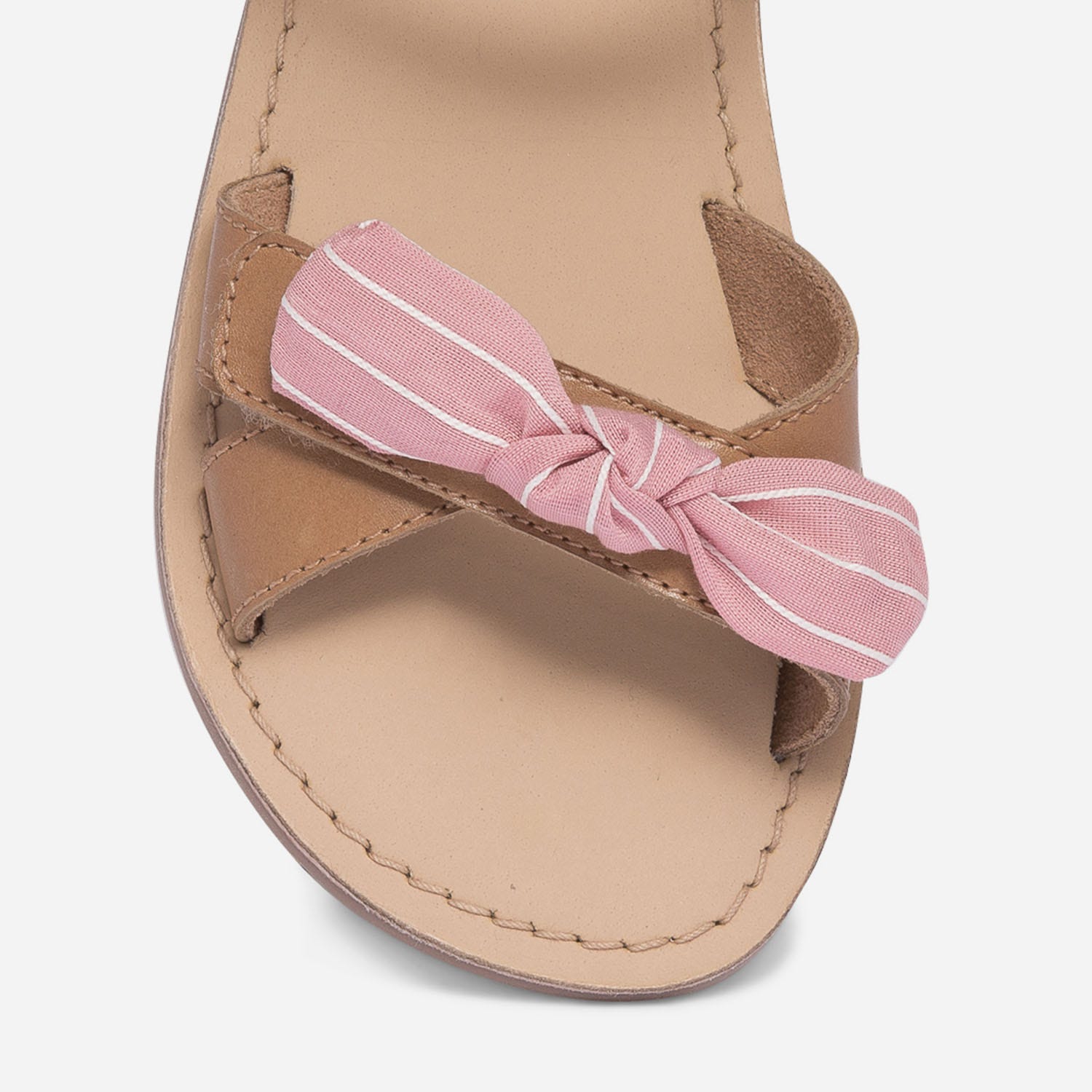 Sandale beige en cuir avec nœuds amovibles