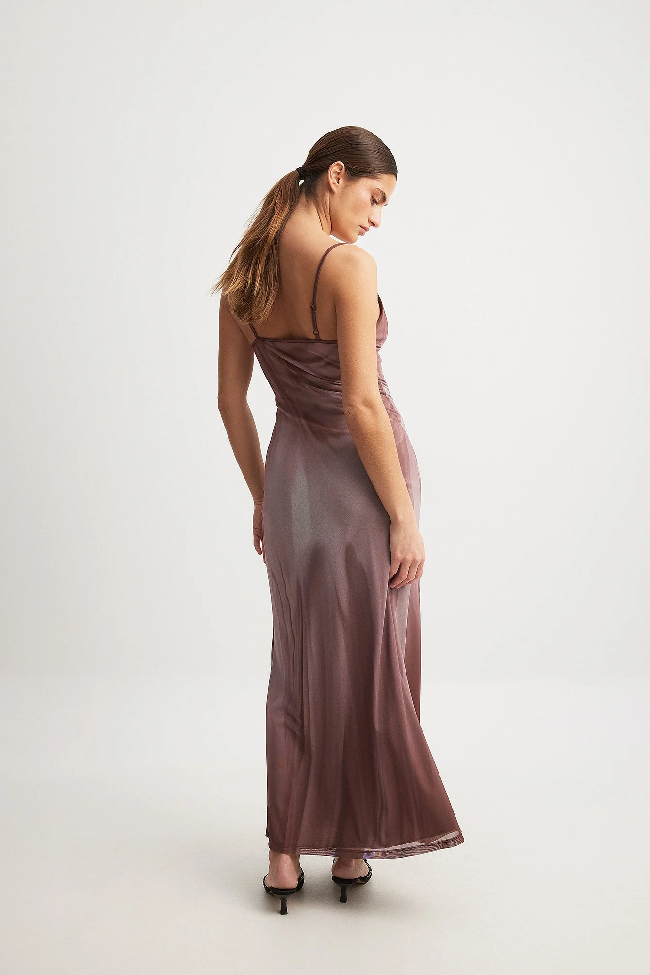 Maxikleid aus Mesh mit Wasserfallausschnitt