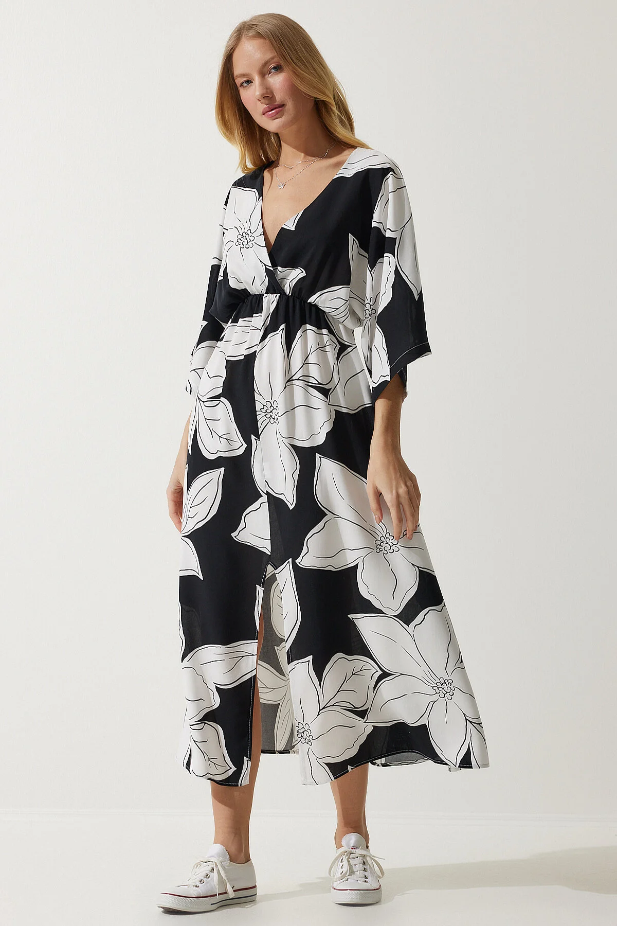 Happiness İstanbul  Schwarz-weißes gemustertes Sommerkleid aus Viskose mit Wickelkragen für Damen DK00166
