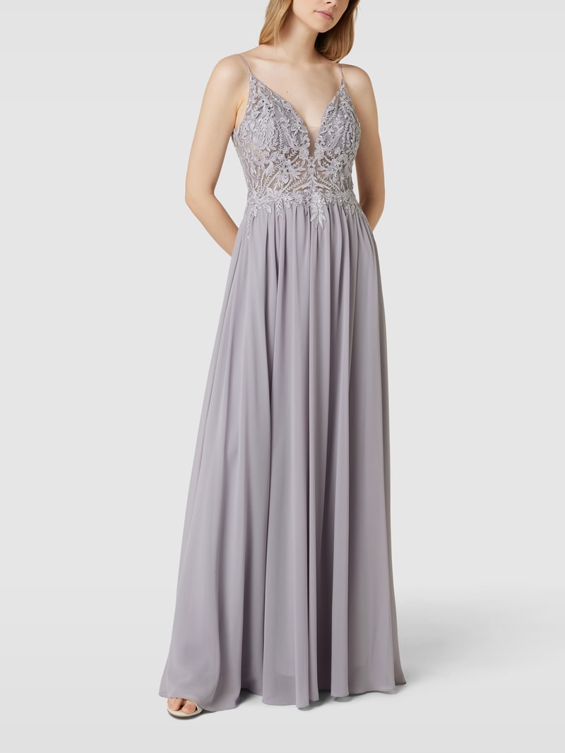 Abendkleid mit floralen Stickereien in silber