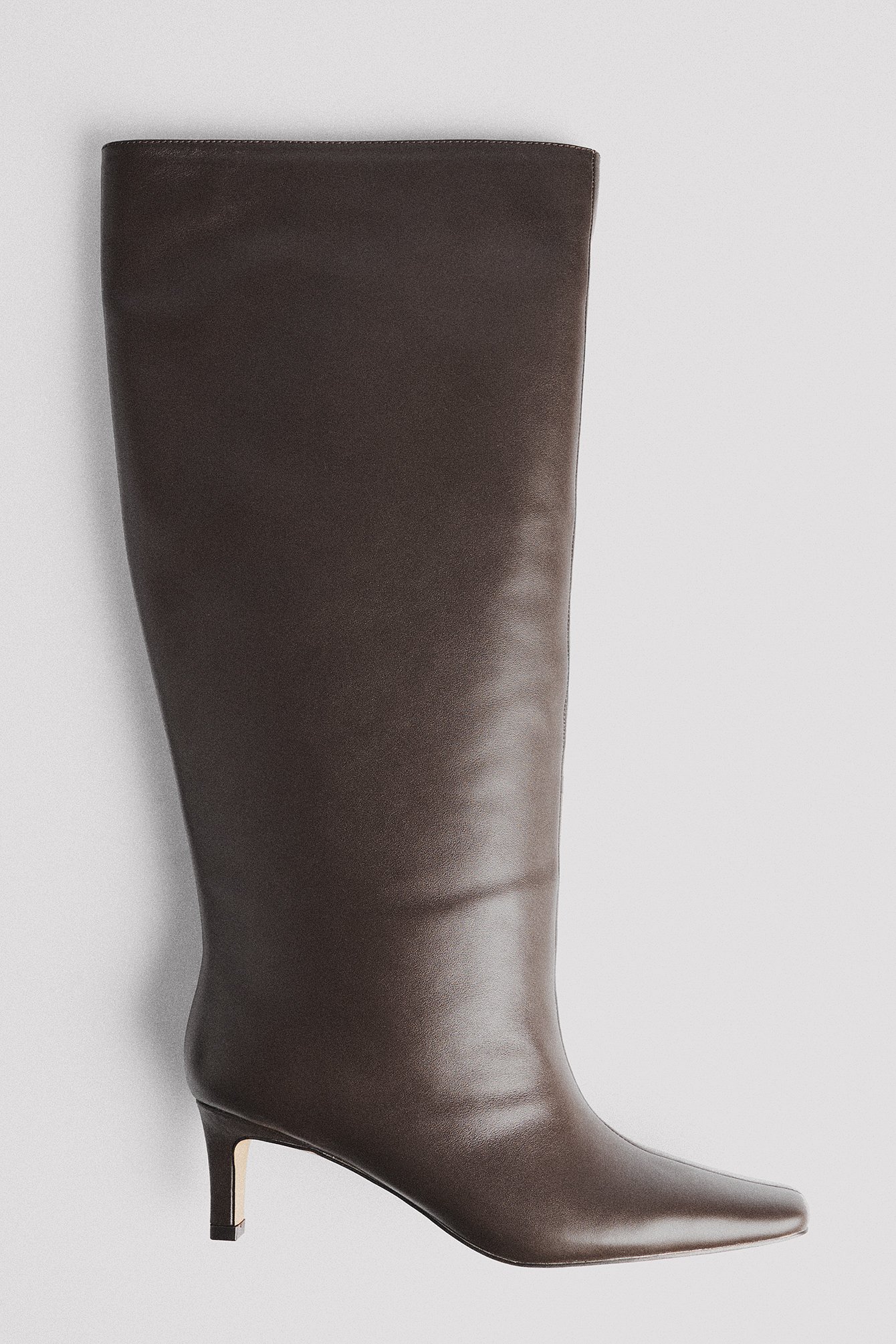 Stiletto-Lederstiefel mit weitem Schaft