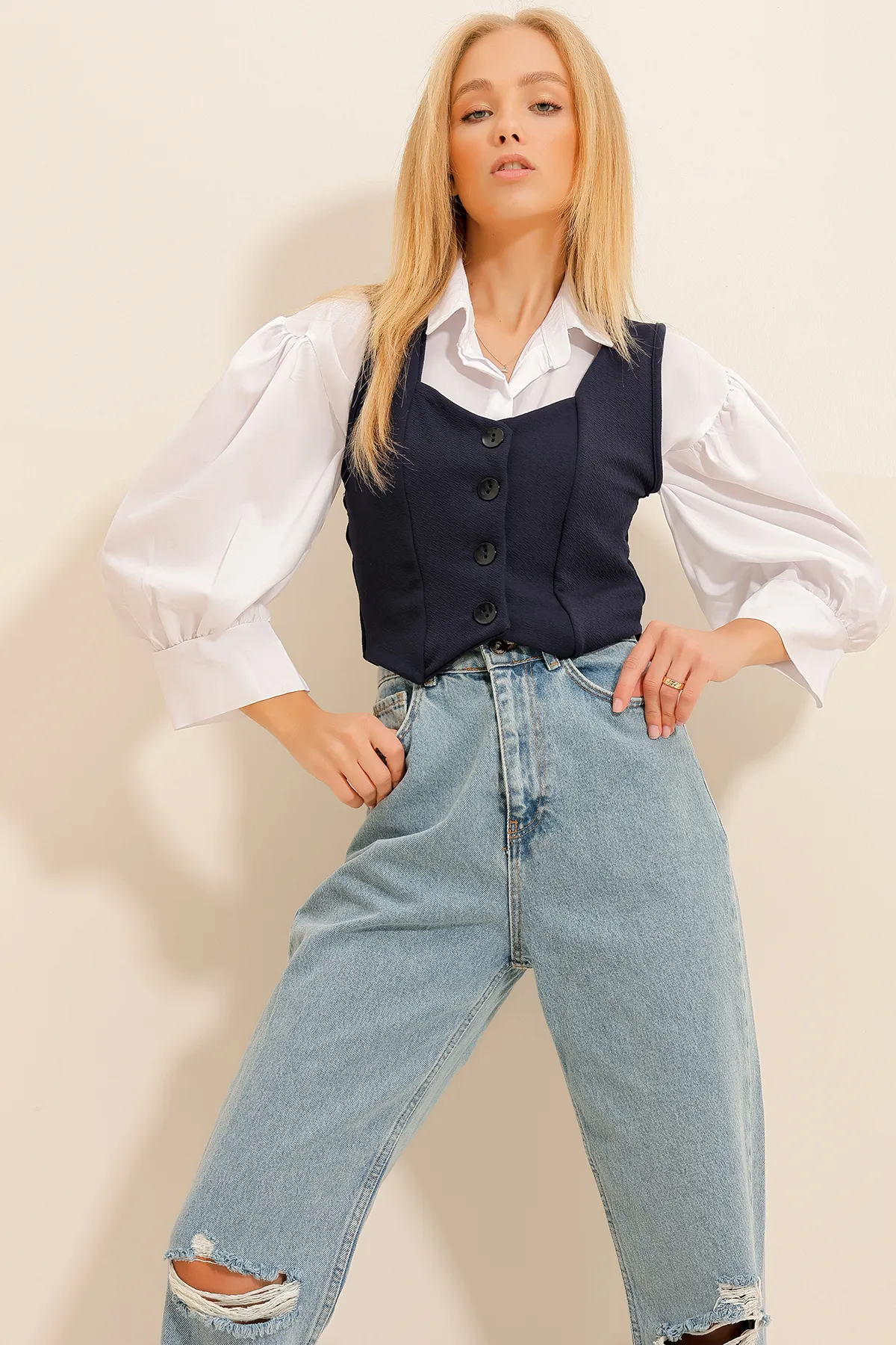 Trend Alaçatı Stili  Marineblaue, geknöpfte Crop-Weste mit Herzkragen für Damen ALC-X11053