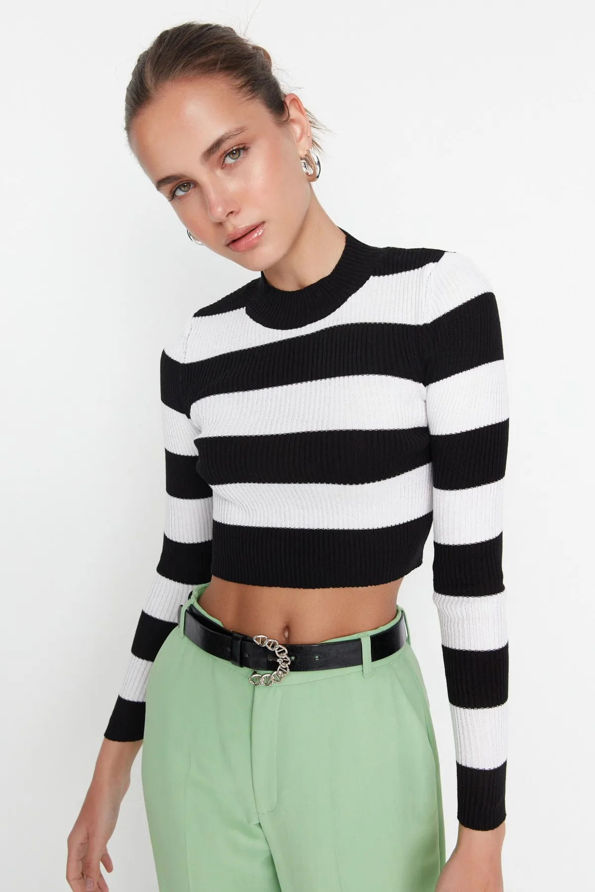 Trendyol Collection  Schwarzer kurzer gestreifter Strickpullover aus Baumwolle TWOAW20KZ0255