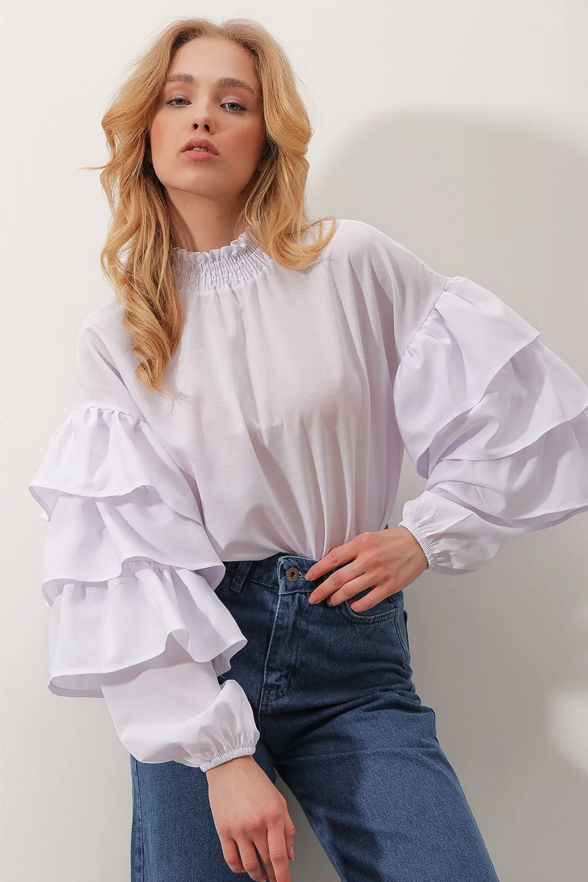 Trend Alaçatı Stili  Weiße Damenbluse aus Webstoff mit Rollkragen und Volants ALC-X9762