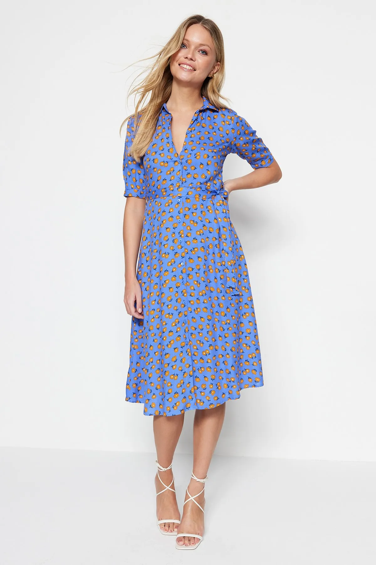 Trendyol Collection  Blaues, gewebtes Midi-Hemdkleid aus Viskose mit Blumenmuster und Gürtel TWOSS20EL1559