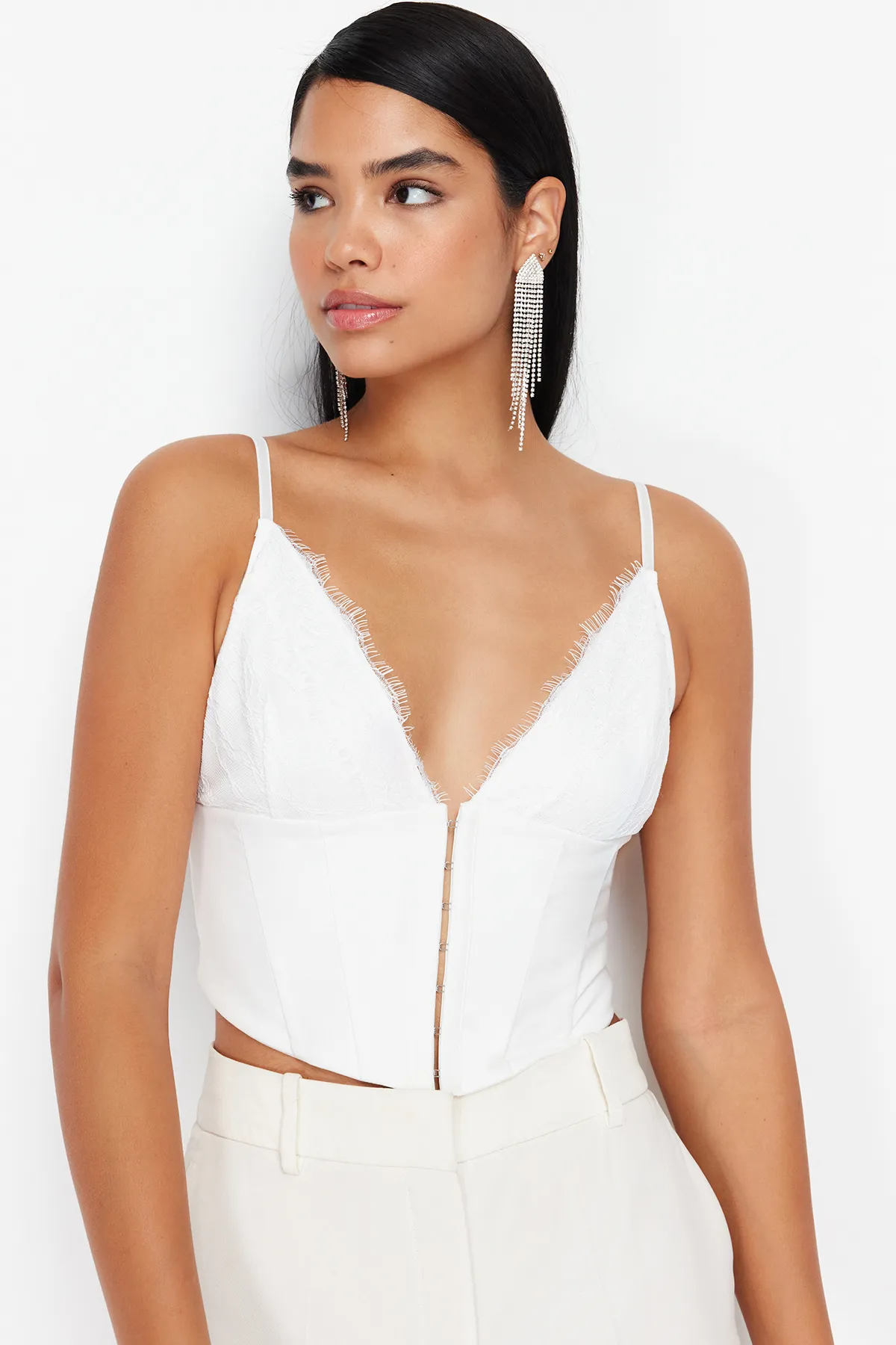 Trendyol Collection  Weißes, kurzes Bustier aus gewebter, agraphierter Spitze mit Futter für die Braut TPRAW23BS00045