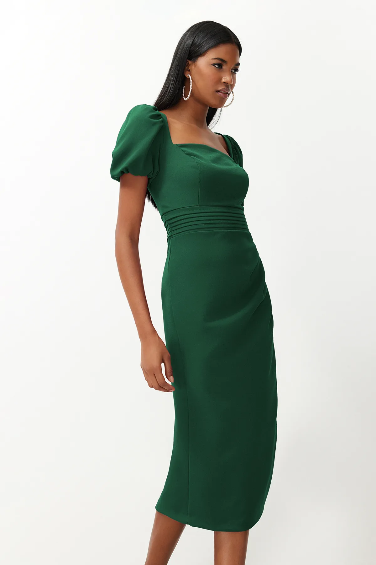 Trendyol Collection  Smaragdgrünes, figurbetontes Webkleid mit Taillendetail TPRSS24EL00158
