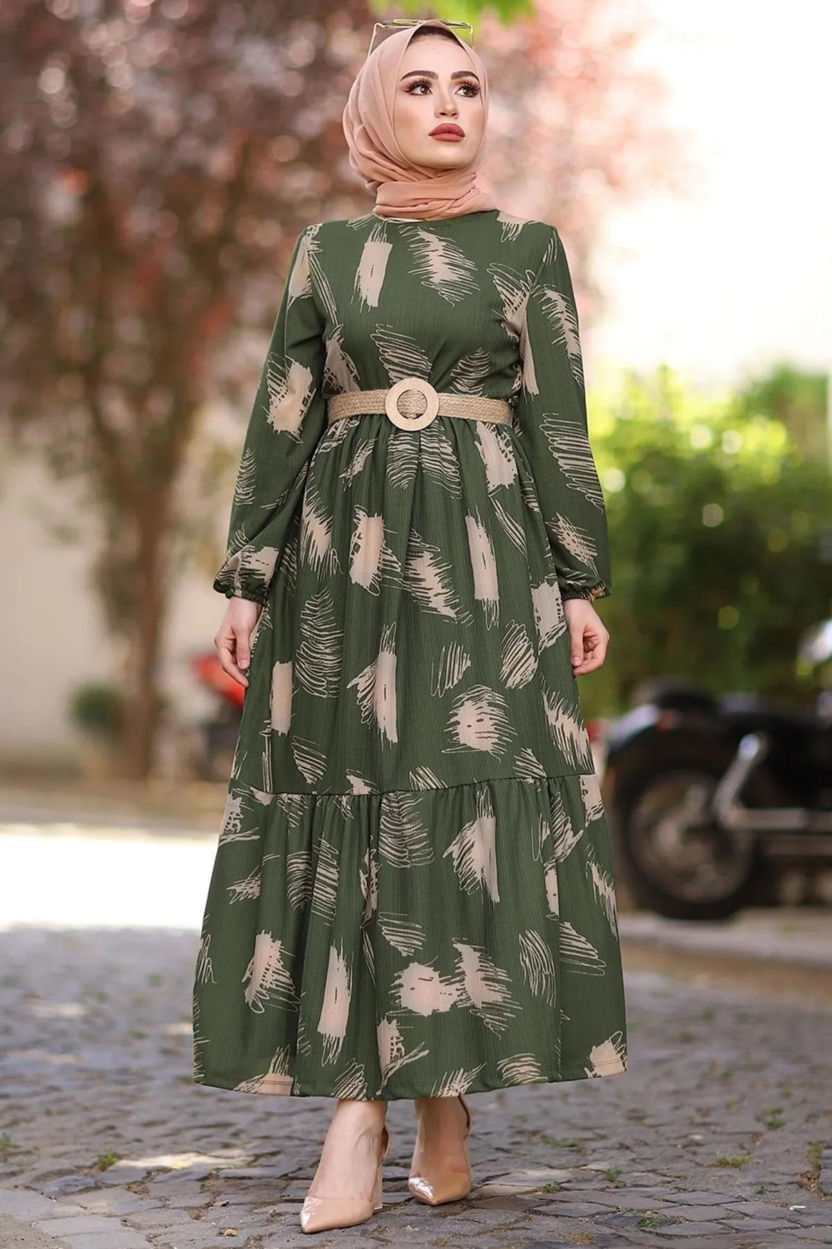 InStyle  Hijab-Kleid mit Pinselmuster und Gürtel – Khaki