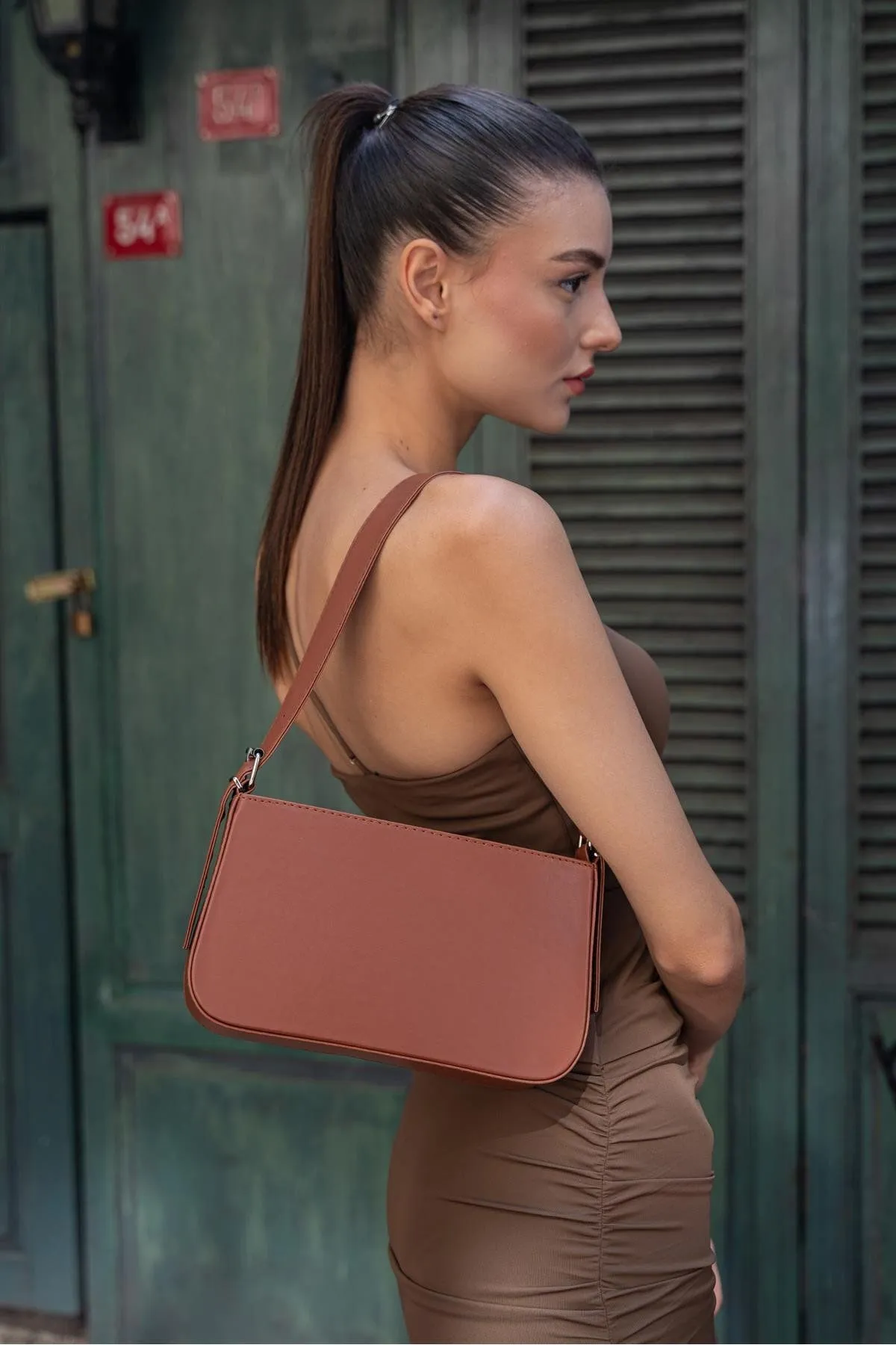 Madamra  Hellbraune Baguette-Tasche für Damen mit Gürtelriemen