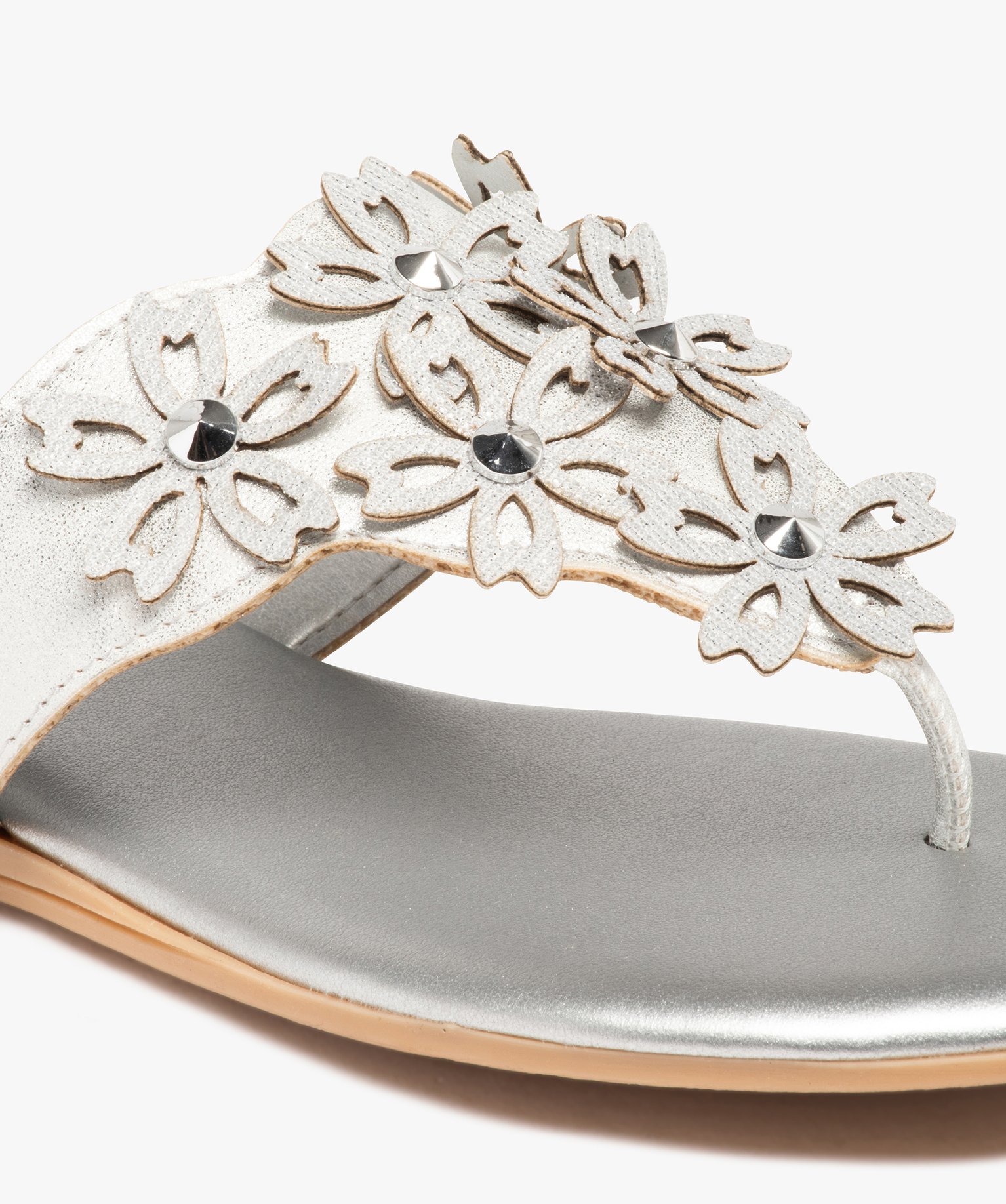 Tongs femme à large bride ornée de fleurs en relief argent | GEMO