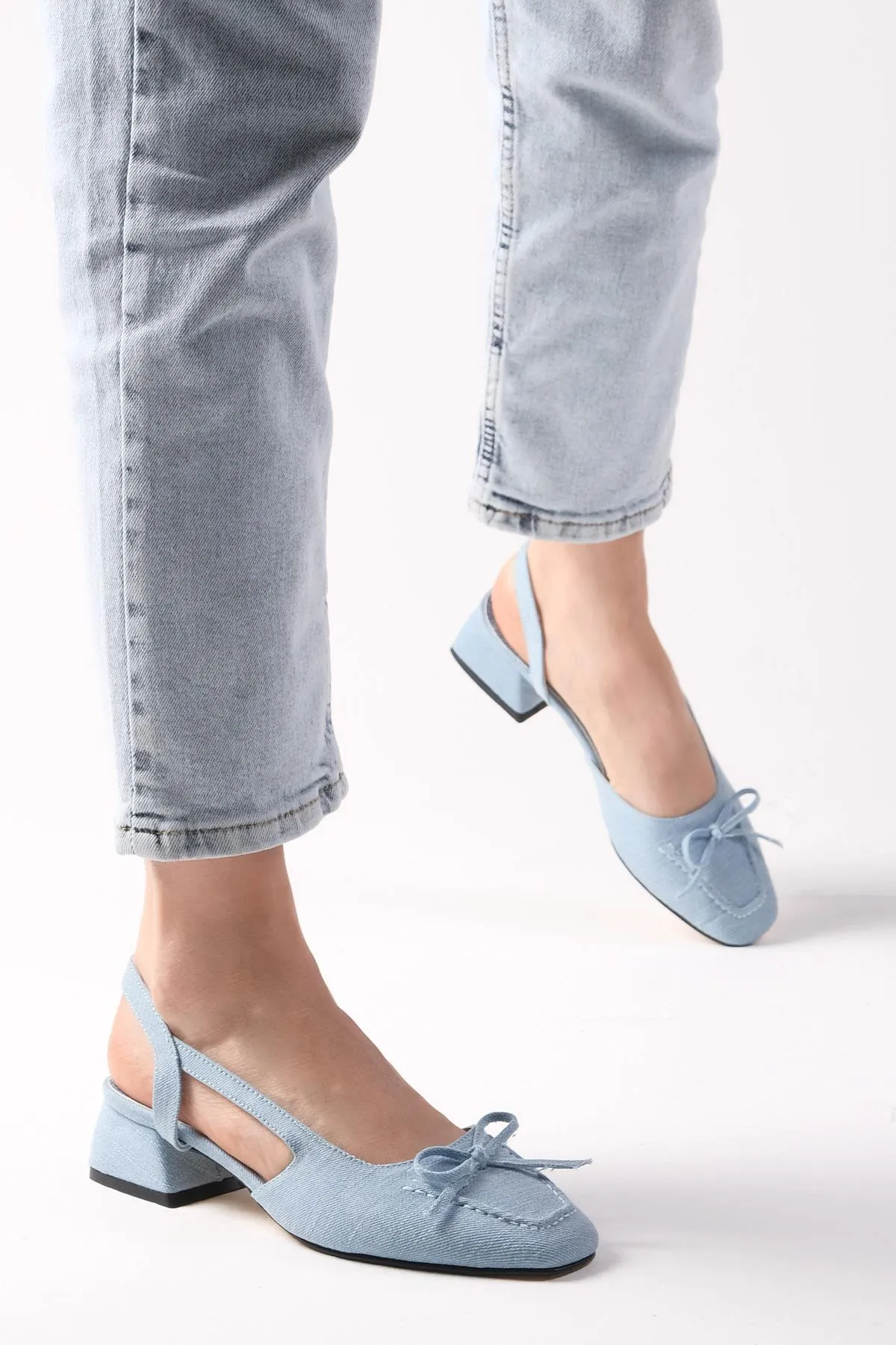 Mio Gusto  Bria Jeansschuhe aus Denimstoff mit offener Rückseite für Damen mit kurzem Absatz in Blau