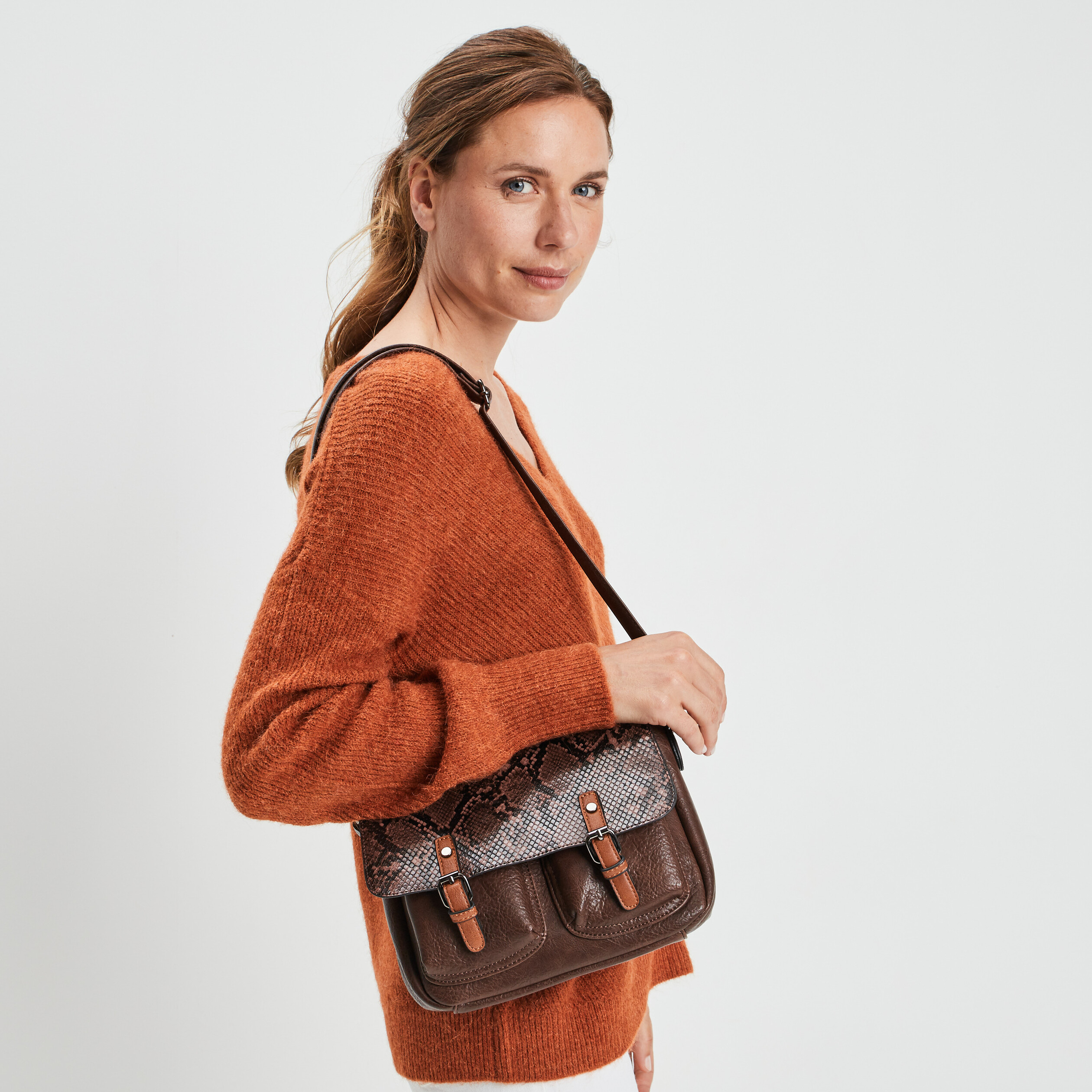 Sac besace texturé marron cognac femme | La Halle
