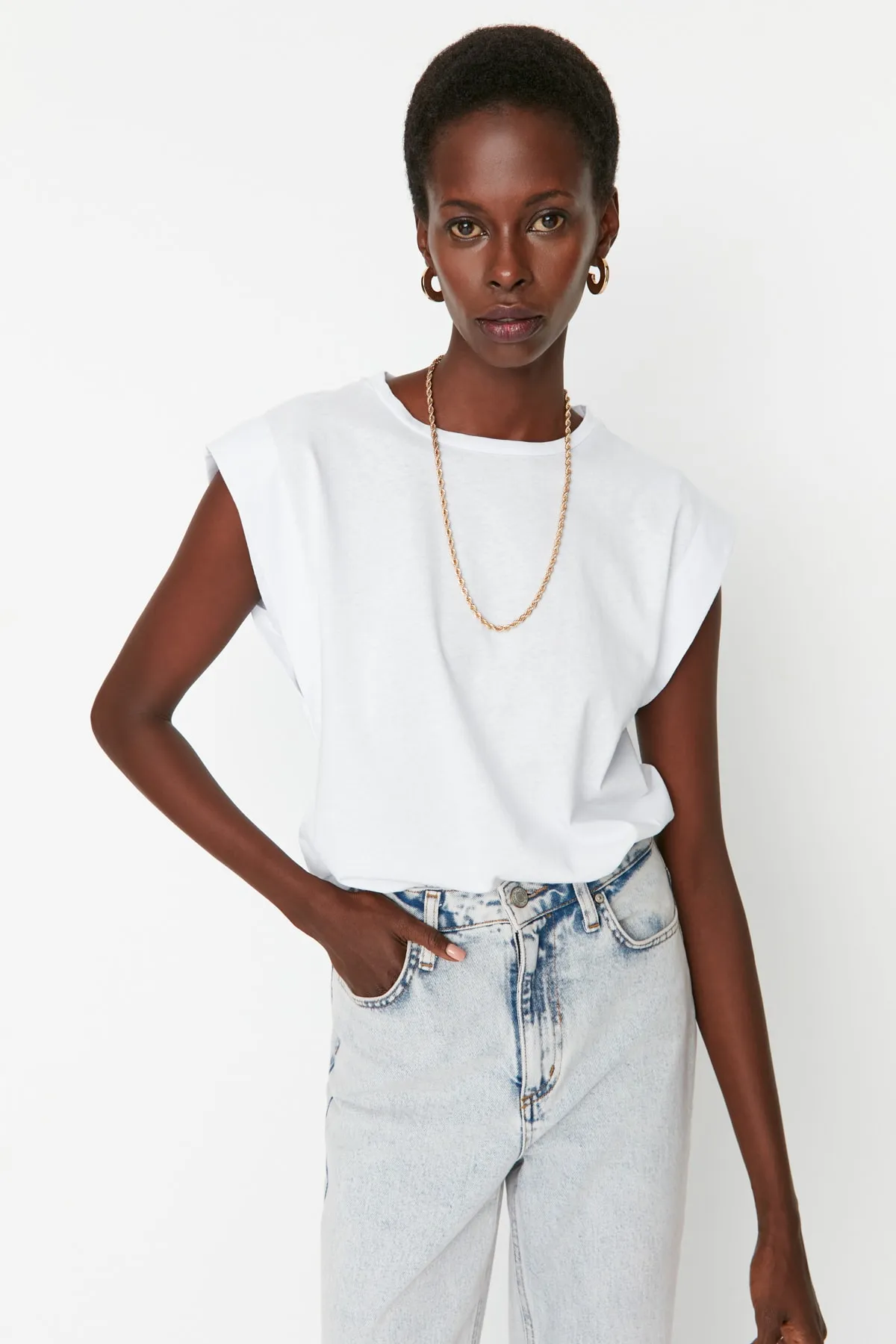 Trendyol Collection  Weißes Basic-Strick-T-Shirt mit Rundhalsausschnitt aus 100 % Baumwollwatte TWOSS20TS0021