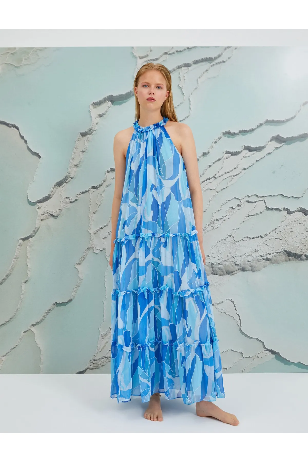 Koton  Şahika Ercümen X – Langes Neckholder-Kleid