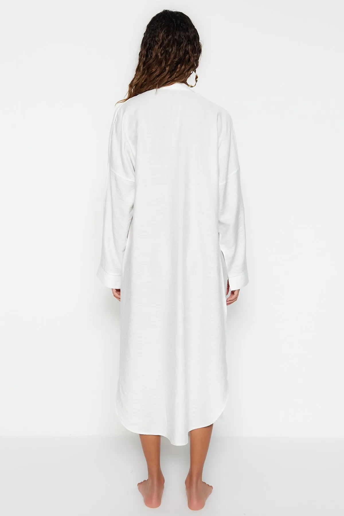 Trendyol Collection  Weißes Midi-Strandkleid aus Webstoff TBESS21EL3318
