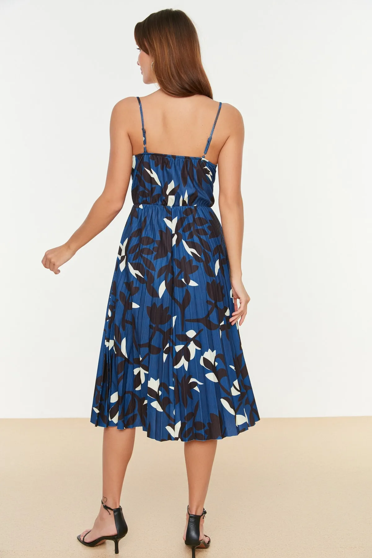 Trendyol Collection  Mehrfarbiges, floral gemustertes, zweireihiges, flexibles Midi-Strickkleid mit plissierten Trägern und Taille TWOSS20EL2729