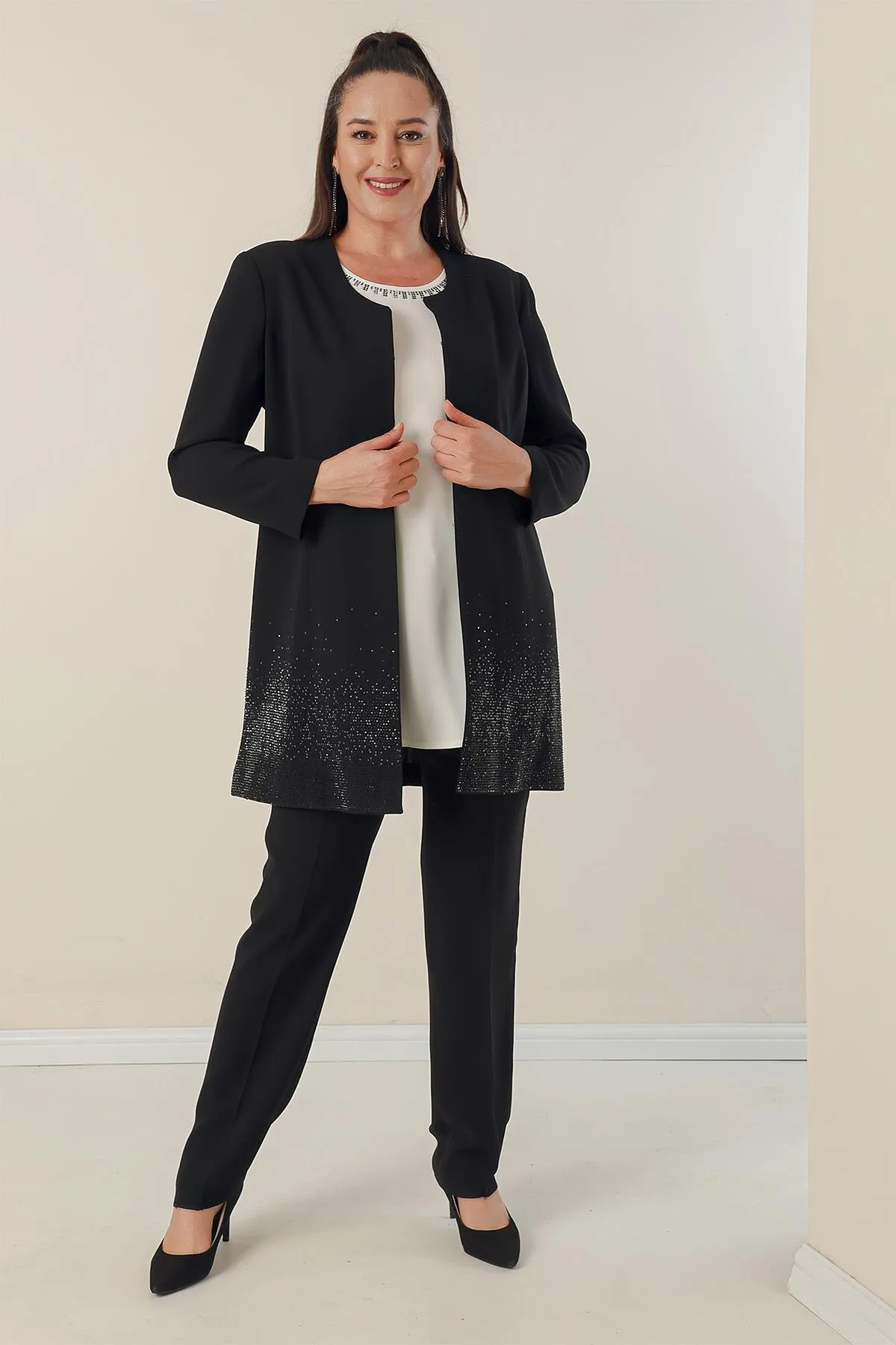 By Saygı  Steinfarbenes, detailliertes, gefüttertes 3-teiliges Set mit langer Jacke, Bluse und Hose in Übergröße