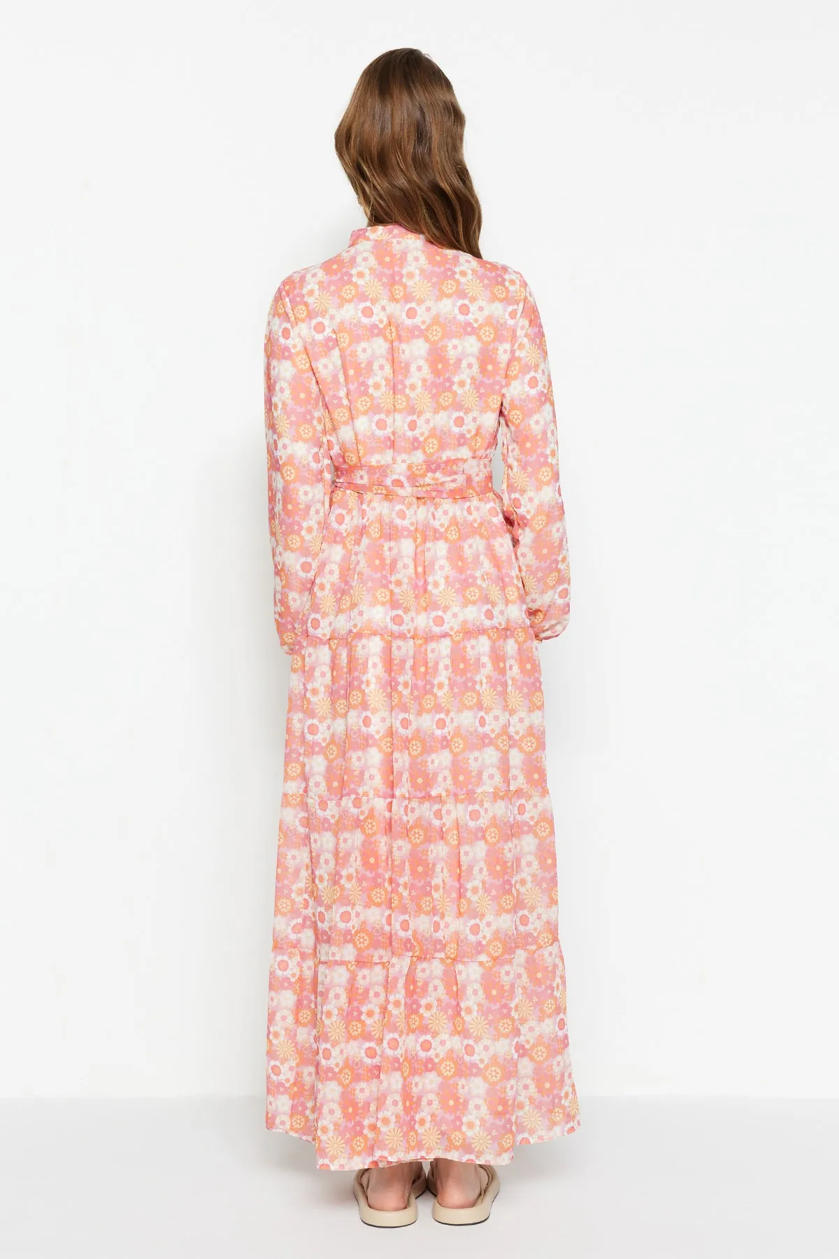 Trendyol Modest  Rosa Kleid aus gewebtem Chiffon mit Blumenmuster, Gürtel, Stehkragen und Futter TCTSS21EL3346