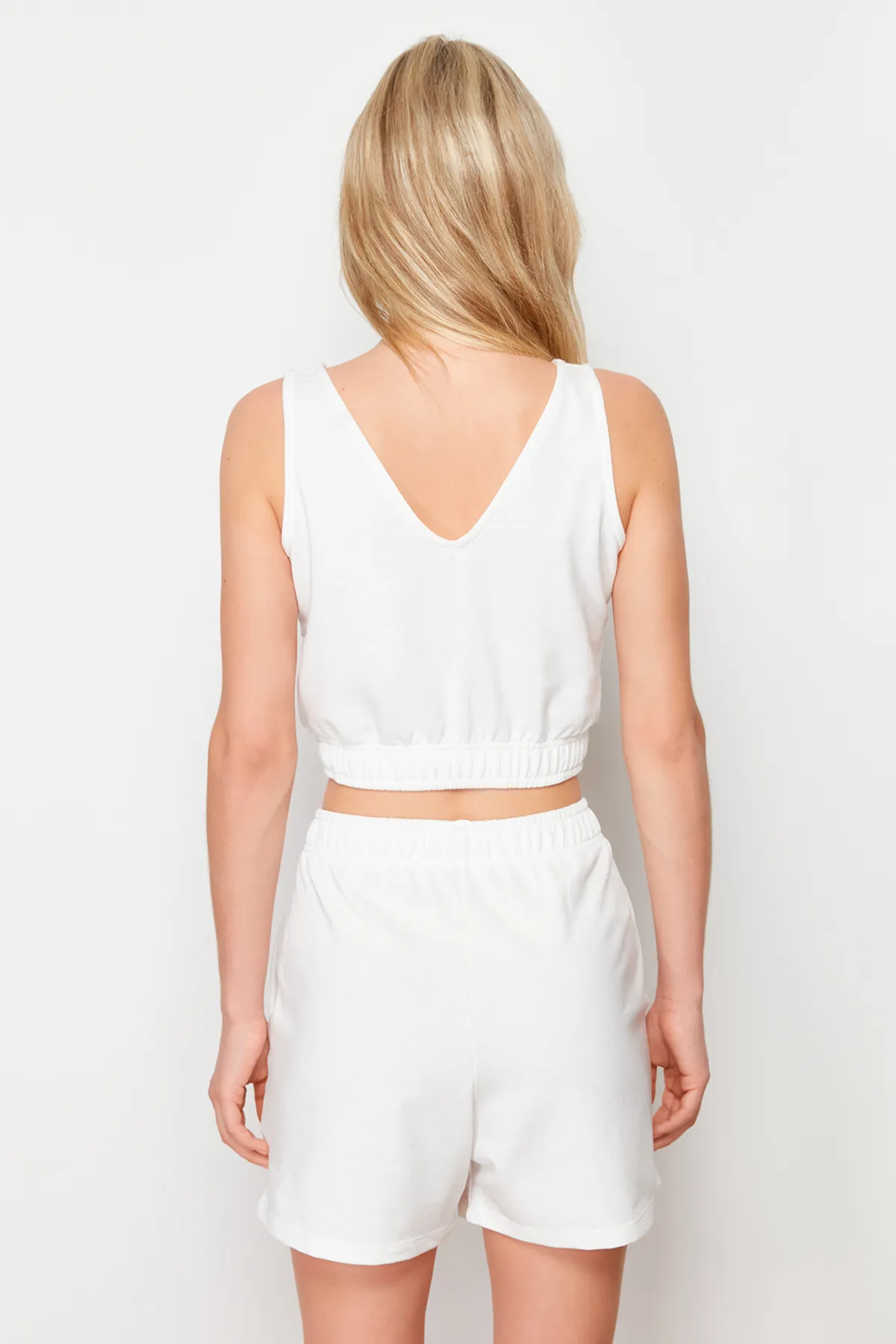 Trendyol Collection  Schwarzes Set aus elastischem, bauchfreiem Strickoberteil und -unterteil mit V-Ausschnitt TWOSS24AU00058