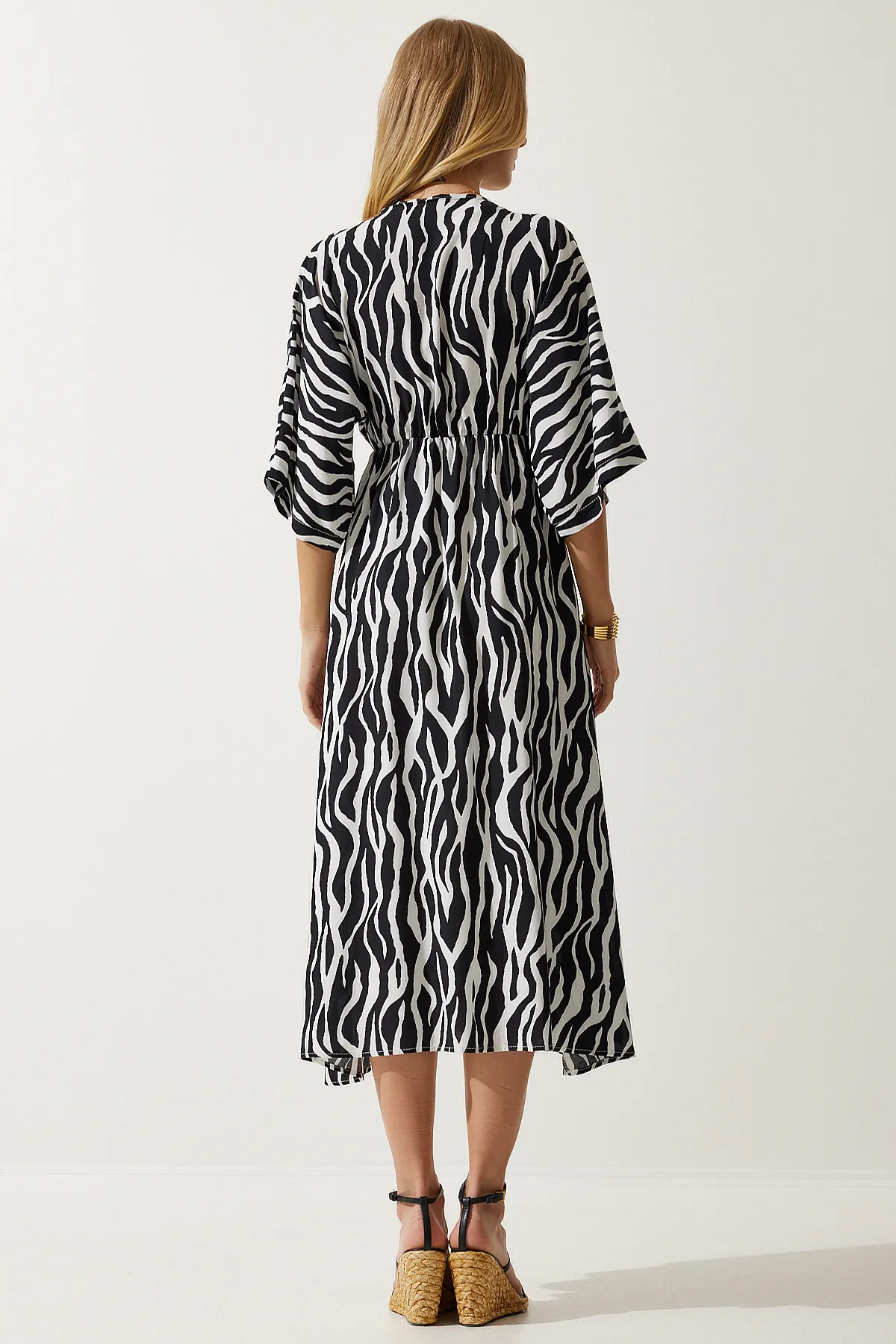 Happiness İstanbul  Schwarz-weißes, tiefes V-Ausschnitt-Sommerkleid aus Viskose für Damen, lang, CI00081