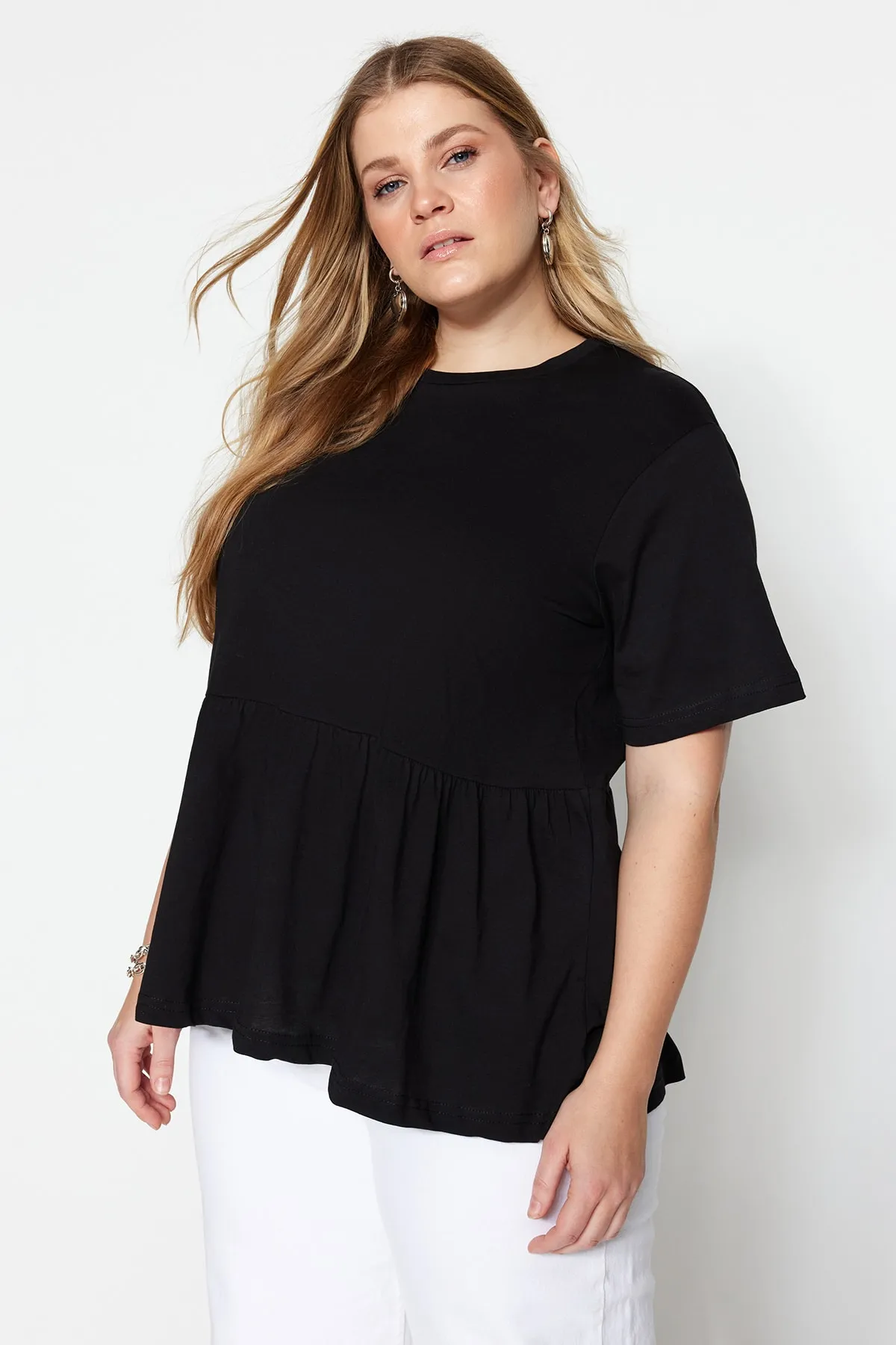 Trendyol Curve  Schwarzes Strick-T-Shirt mit Rundhalsausschnitt TBSSS22TS2094
