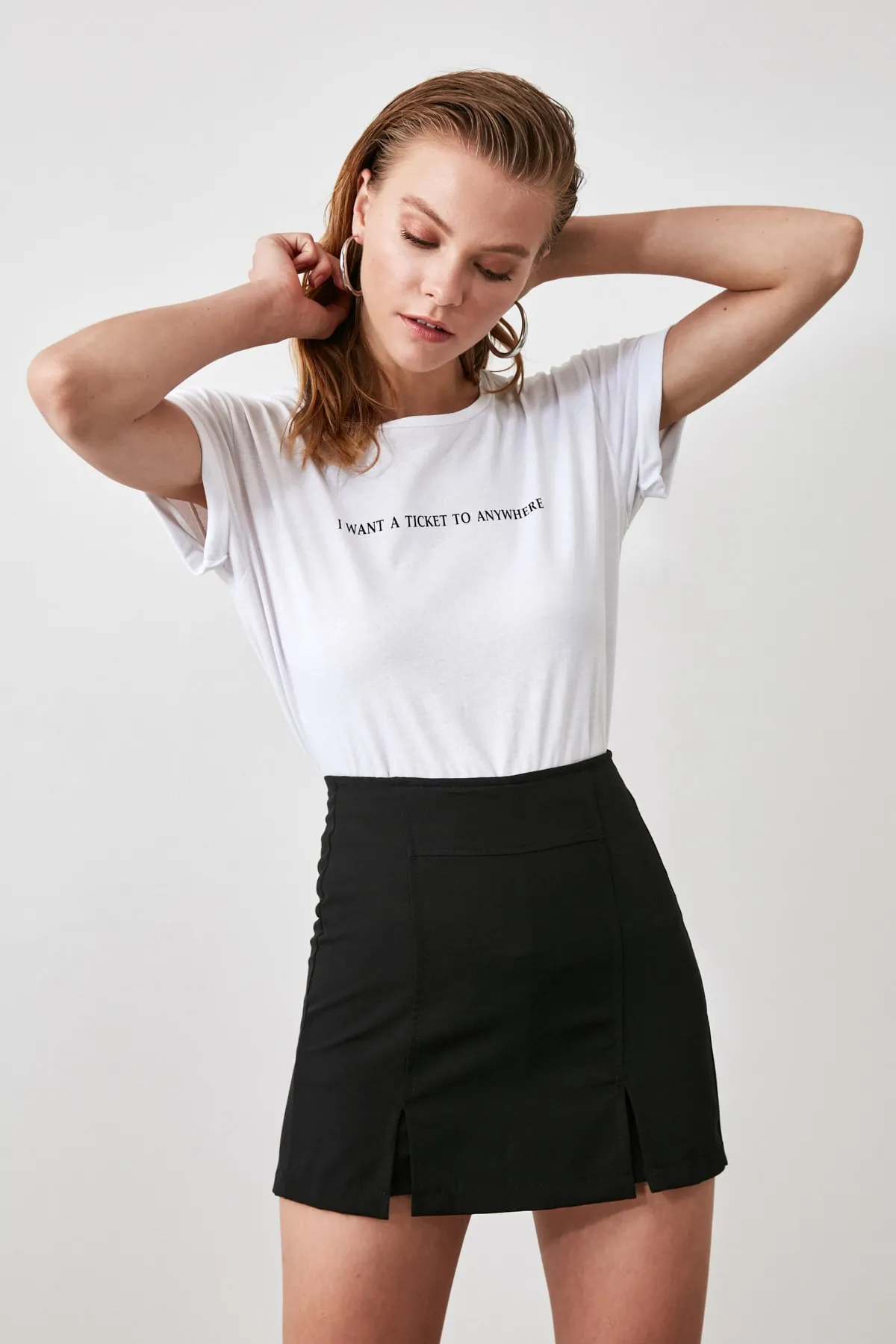 Trendyol Collection  Schwarzer, doppelt geschlitzter, superminilanger, gewebter Shorts-Rock TWOSS20SR0364