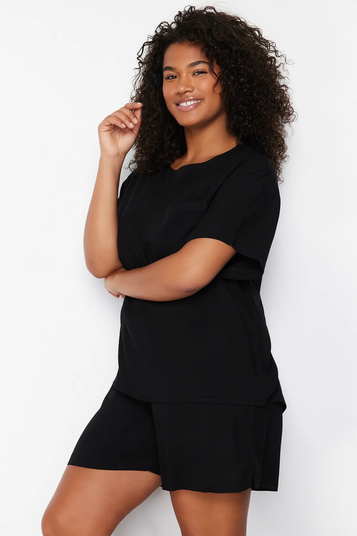 Trendyol Curve  Schwarzes gewebtes Pyjama-Set mit Rundhalsausschnitt TBSSS24AI00005