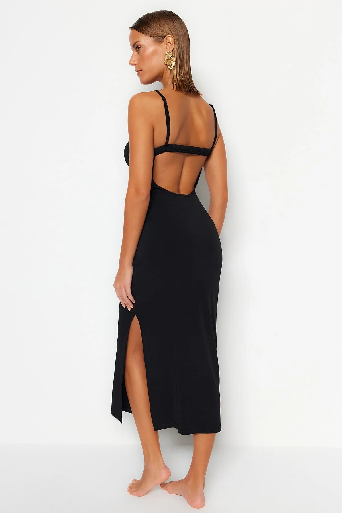 Trendyol Collection  Schwarzes, tailliertes, rückenfreies Maxi-Strandkleid aus Strick TBESS23EL00116