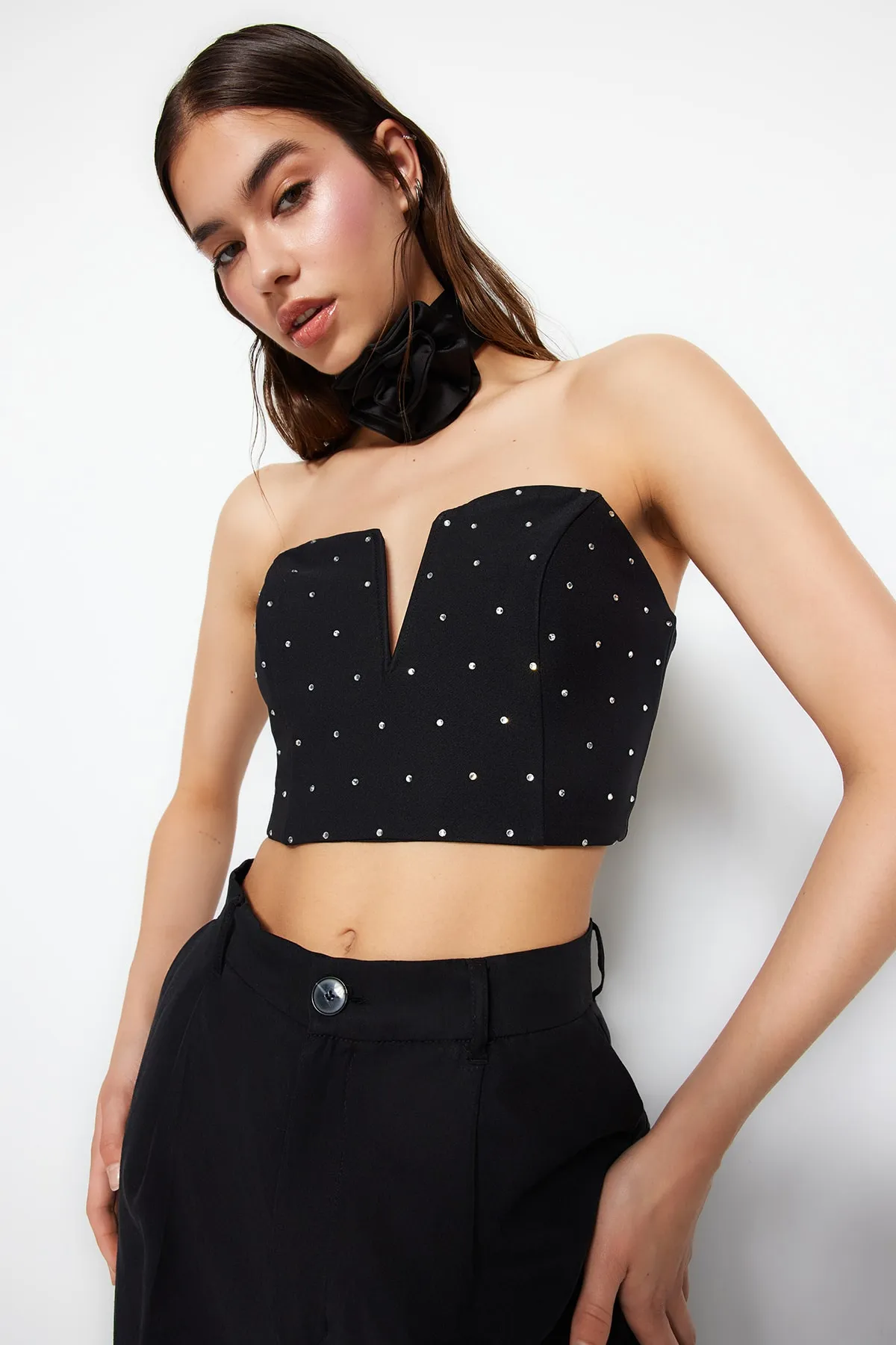Trendyol Collection  Schwarzes Crop-Bustier mit glänzendem Stein TPRSS23BS00130/Schwarz