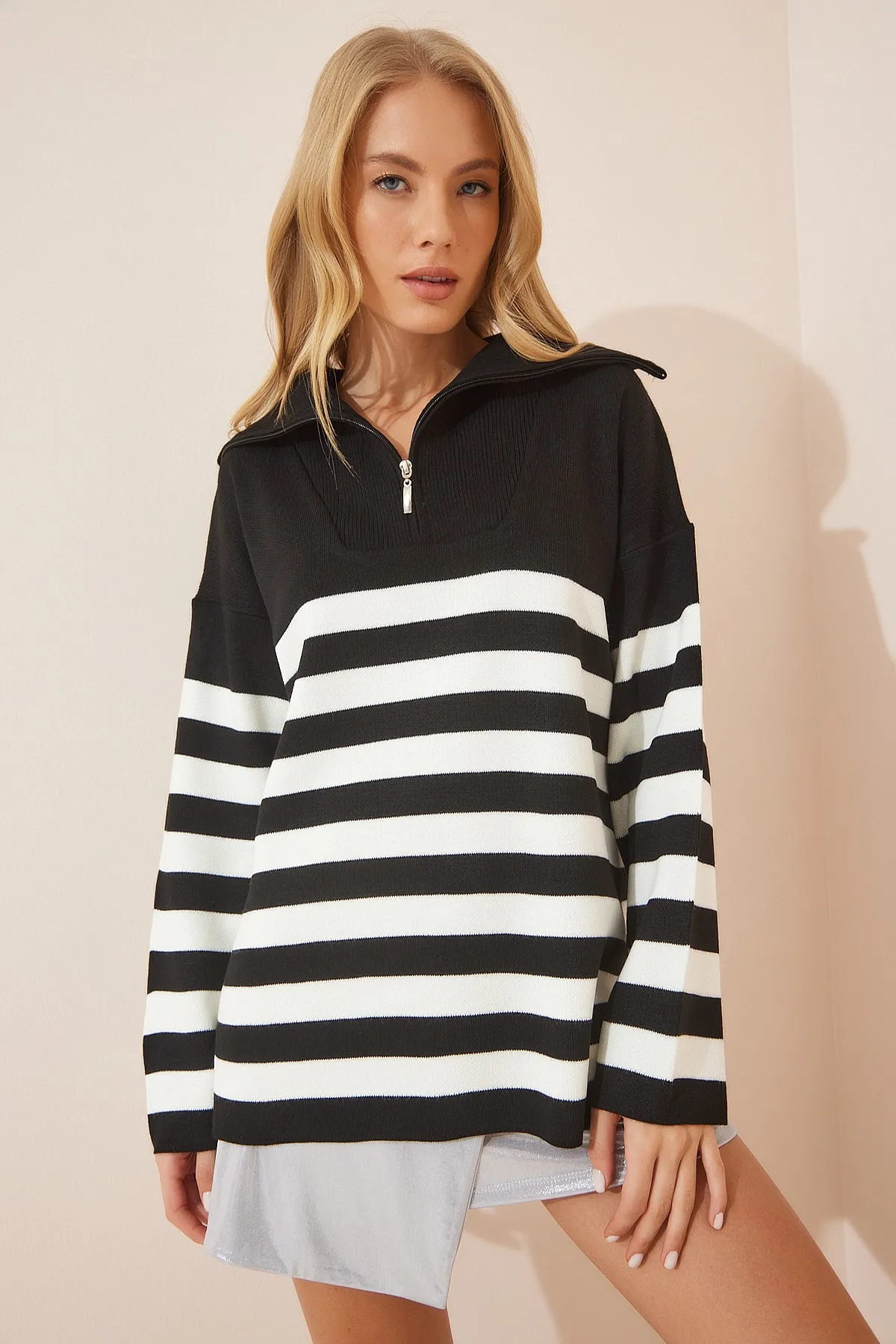 Happiness İstanbul  Weiß-schwarzes Damen-Sweatshirt mit Reißverschluss, Stehkragen, gestreift, übergroß, Strick, BV00009